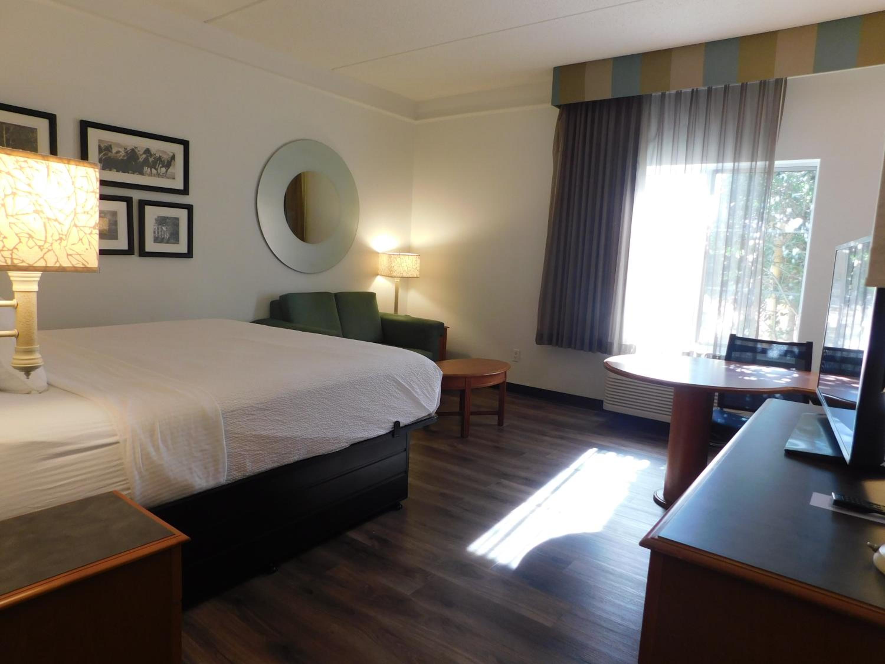 Superior King Room with Bath Tub with Grab Bars - Mobility/Hearing Accessible - Non-Smoking - Photo 3