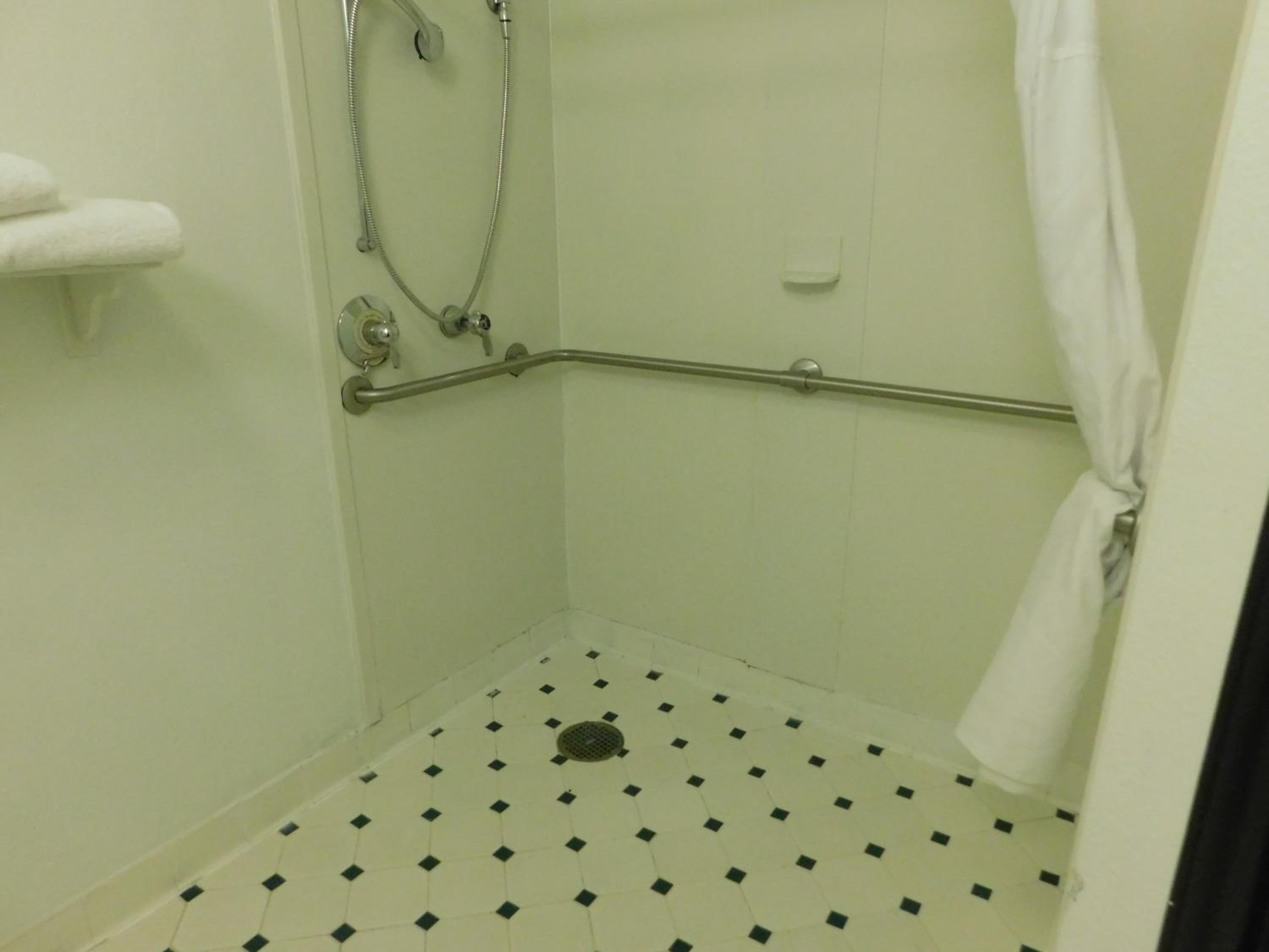 Superior King Room with Bath Tub with Grab Bars - Mobility/Hearing Accessible - Non-Smoking - Photo 4