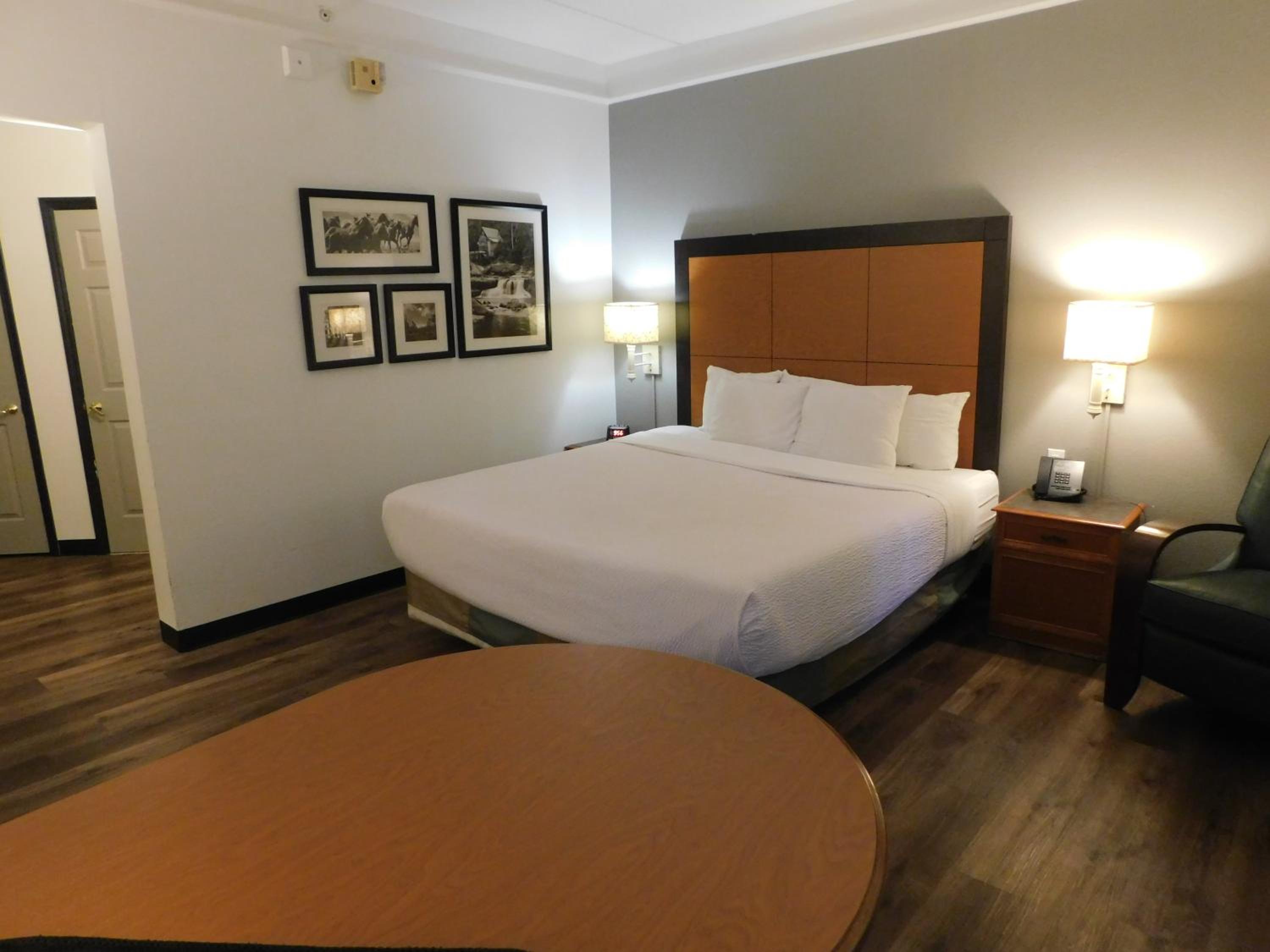 Superior Queen Room with Two Queen Beds - Non-Smoking - Photo 2