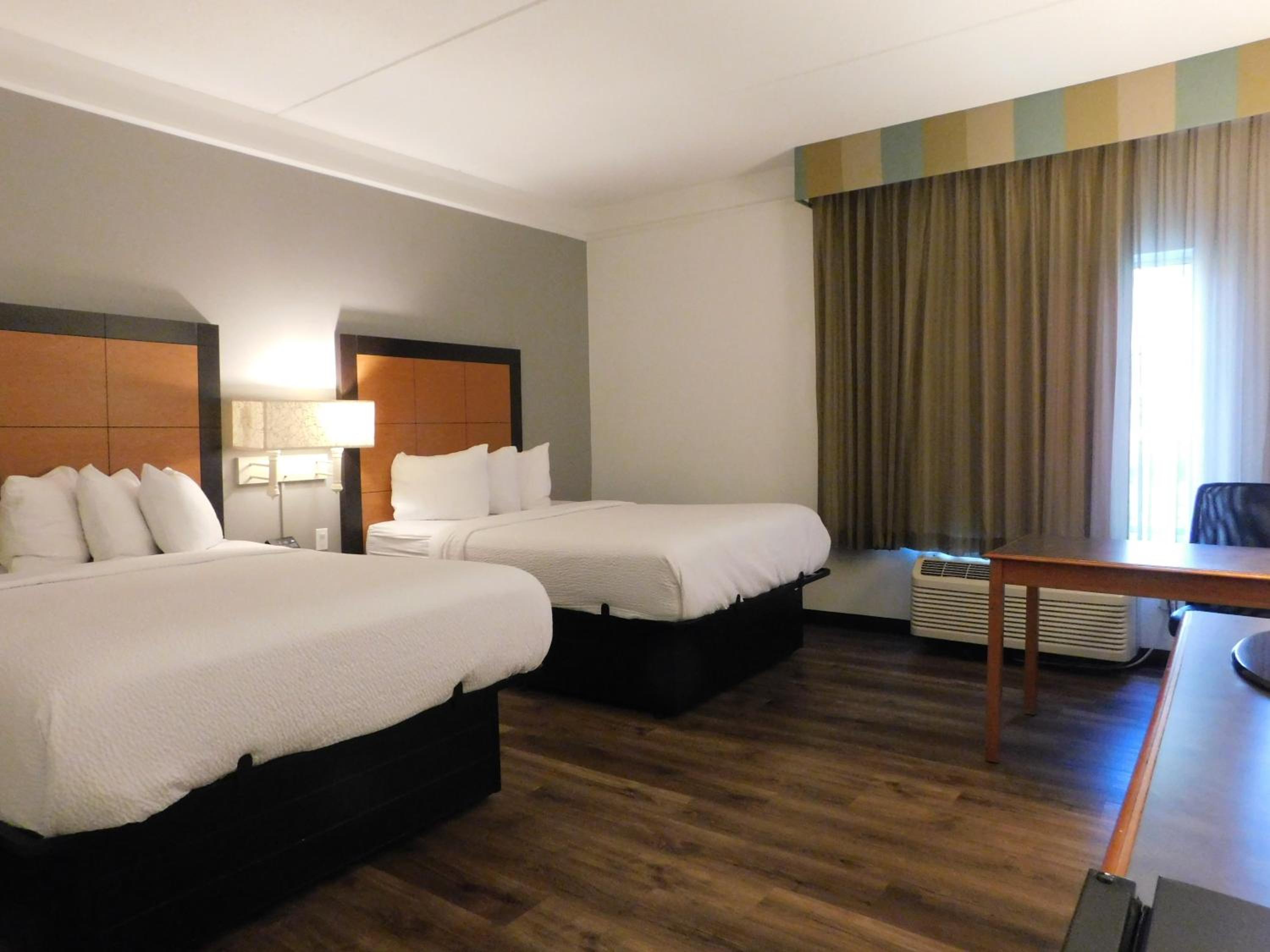Superior Queen Room with Two Queen Beds - Non-Smoking - Photo 3