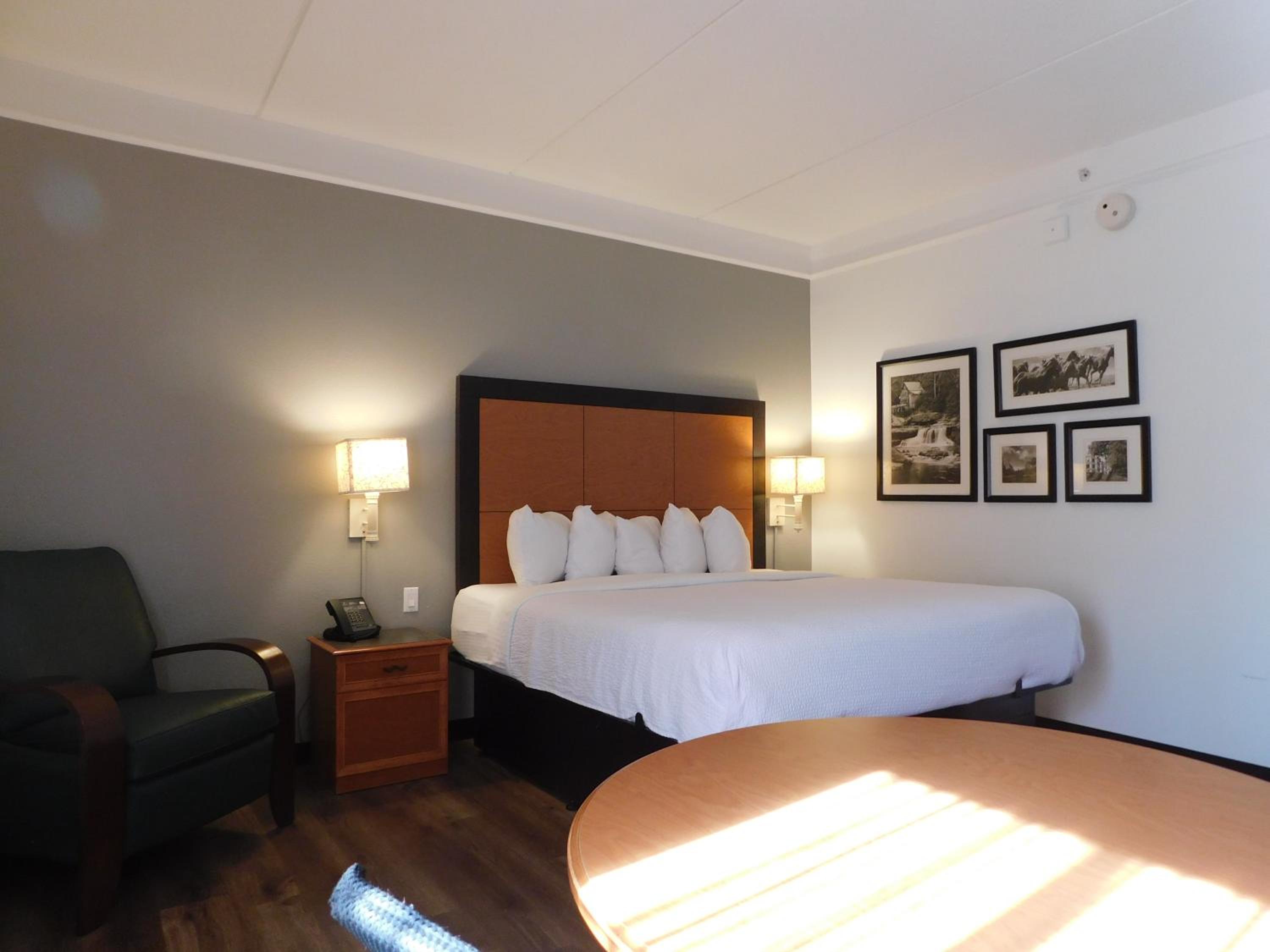 Superior Executive Room with One King Bed - Non-Smoking - Photo 4