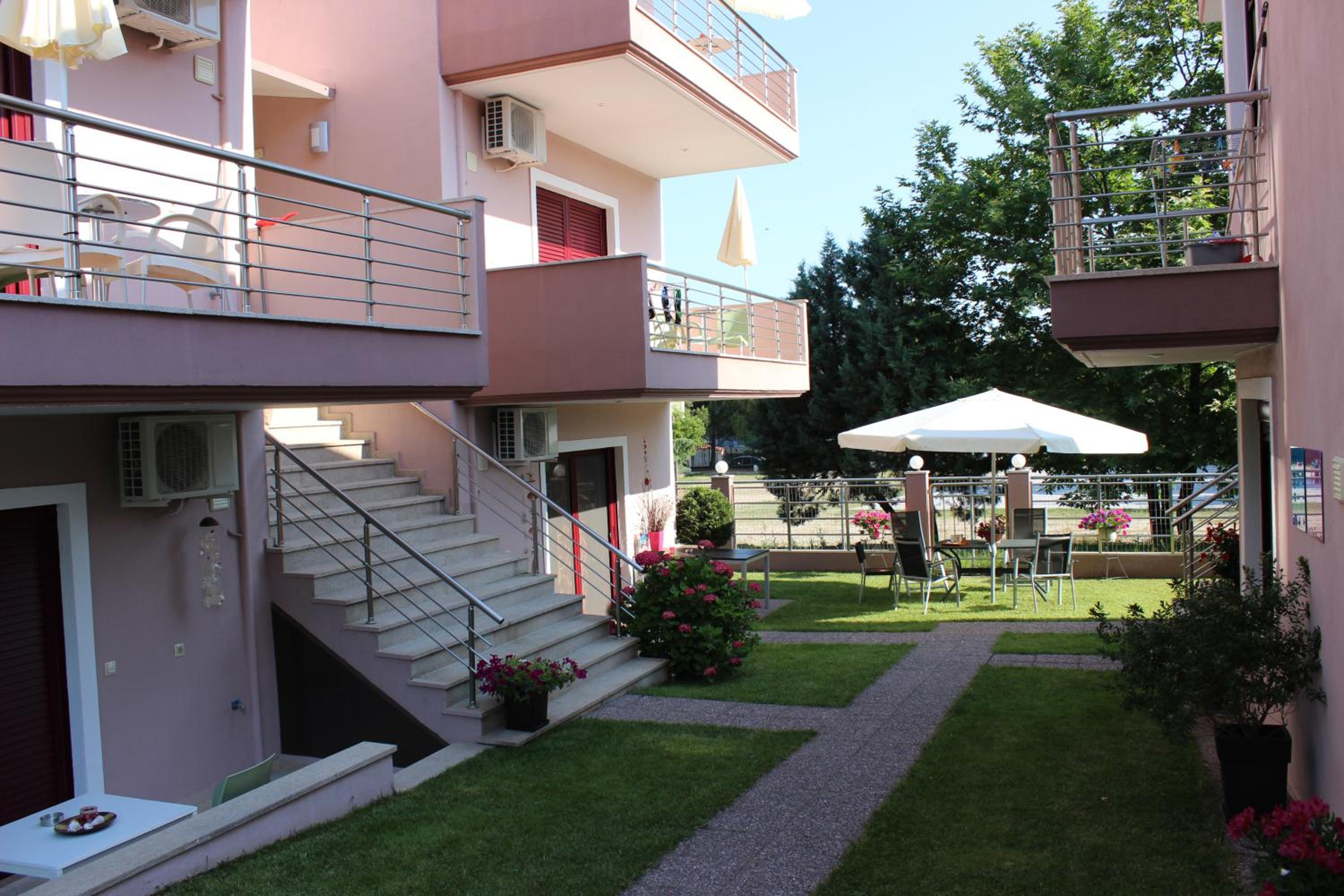 One-Bedroom Apartment - Photo 2
