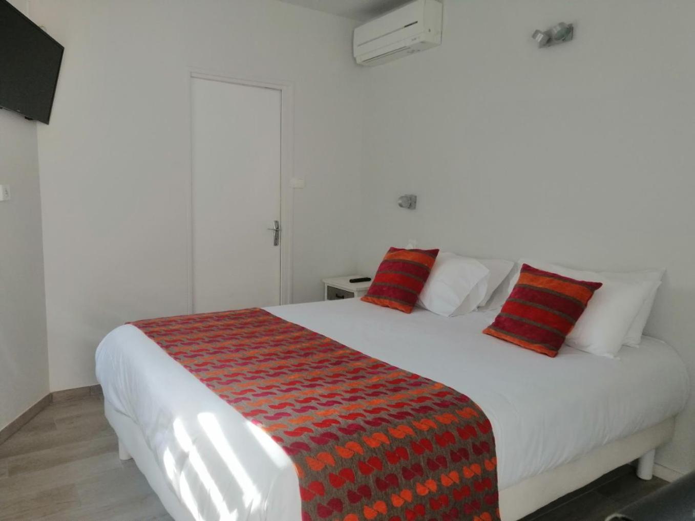 One-Bedroom Loft Apartment with Balcony - 55 in Double Bed - Photo 2