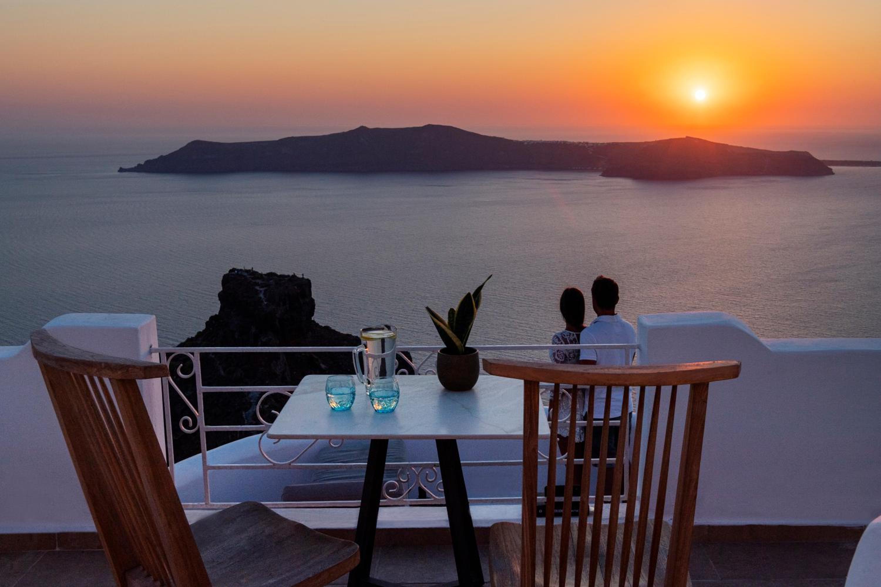 CALDERA PREMIUM SUITES WITH HOT TUB