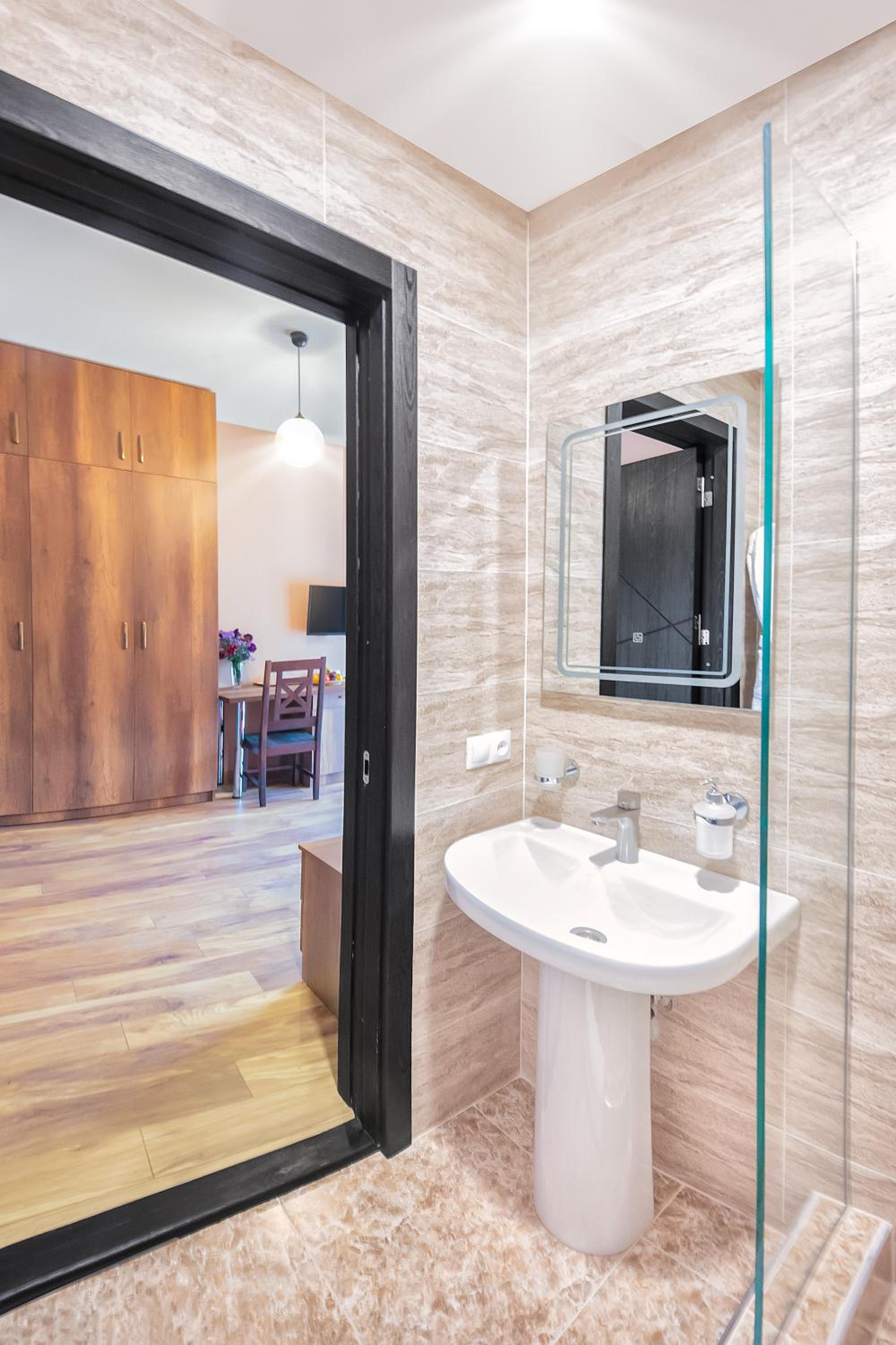 Deluxe Double Room with Balcony - Photo 14