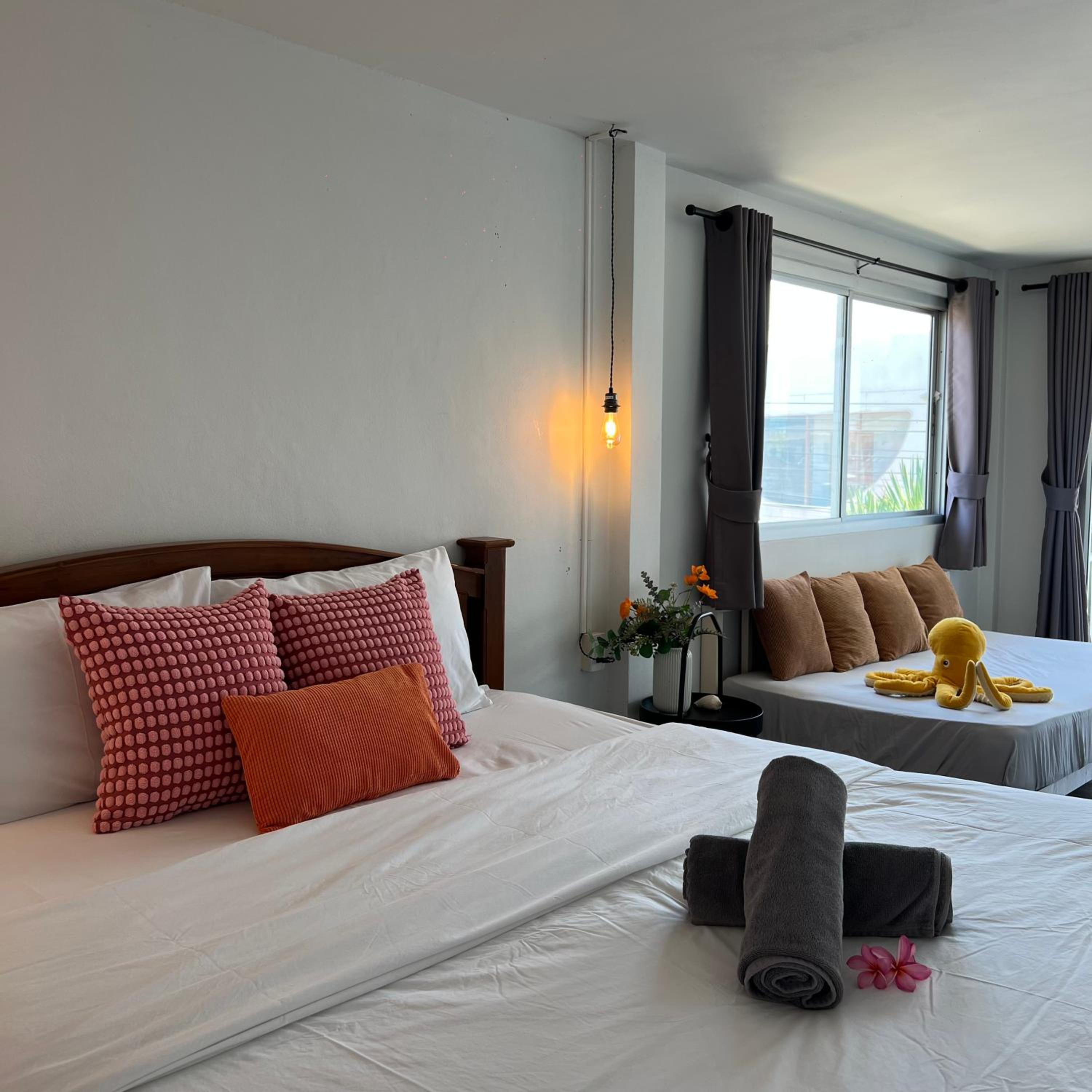 King Room with Balcony - Photo 6
