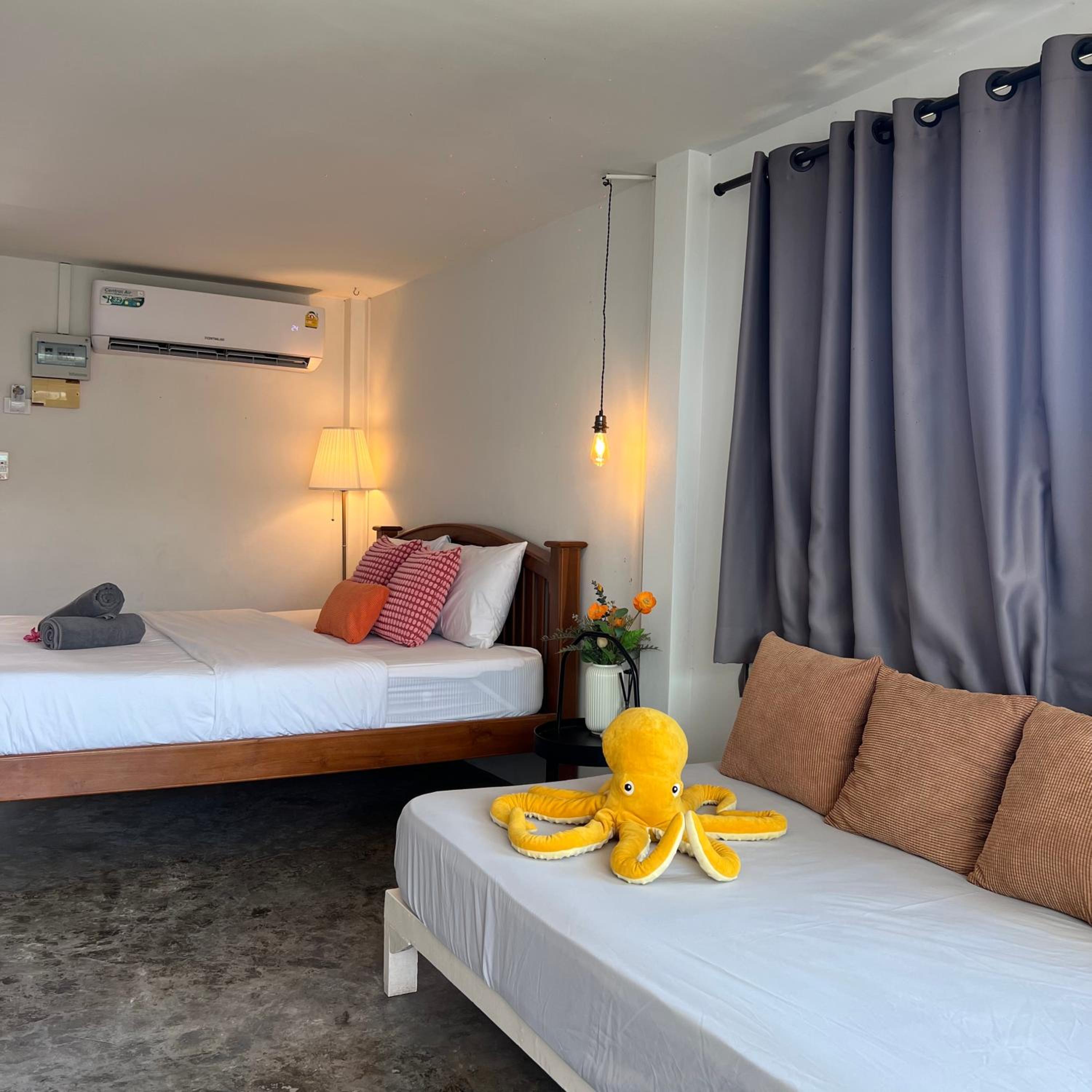 King Room with Balcony - Photo 8