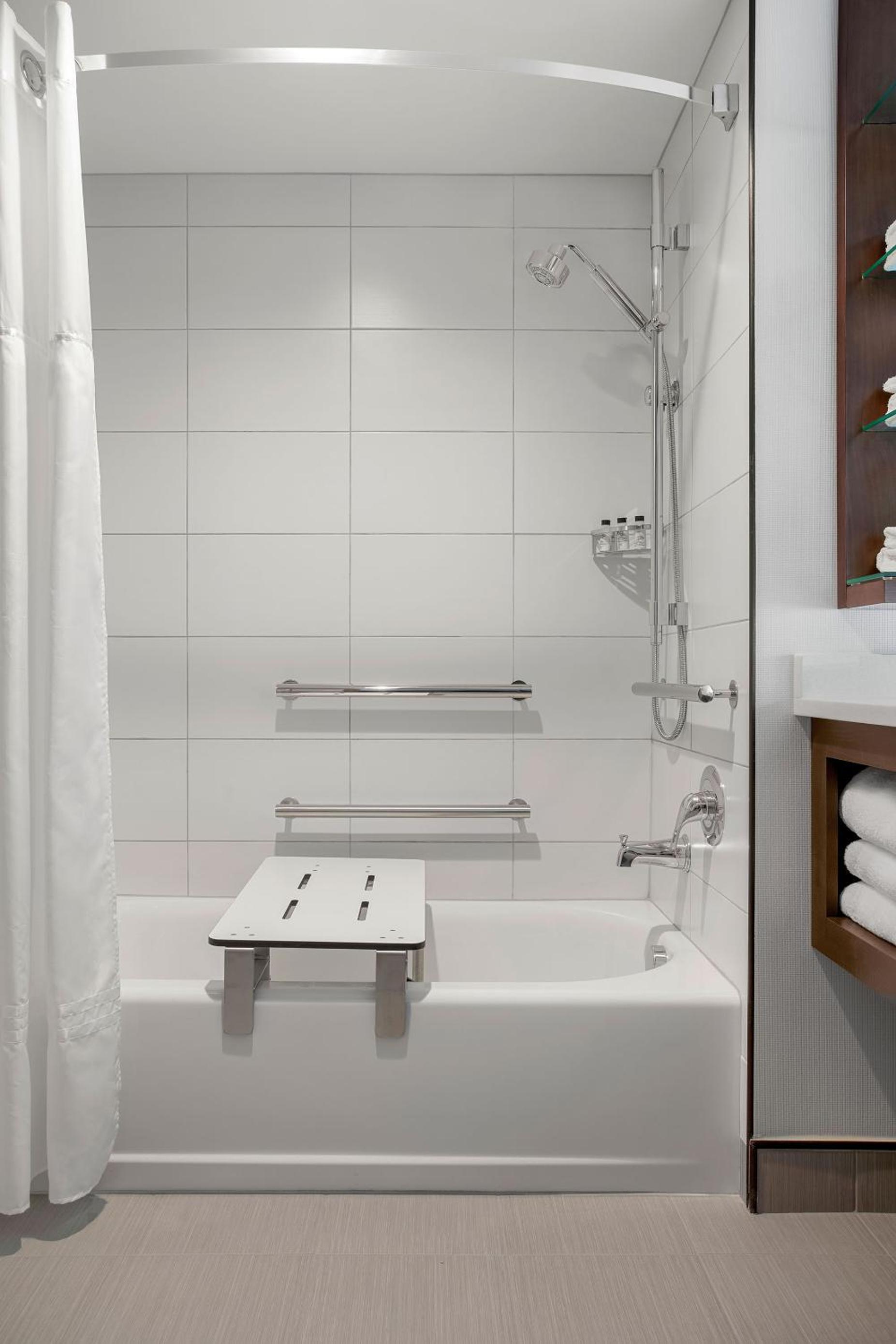 One-Bedroom King Suite with Adapted Tub - Mobility Accessible - Photo 1