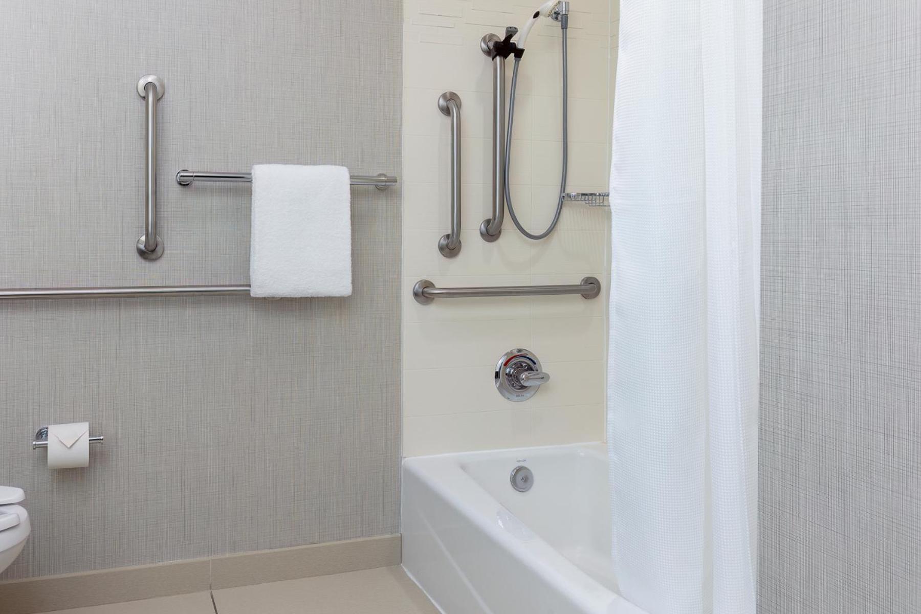 Two-Bedroom Suite - Mobility/Hearing Accessible with Tub photo 2