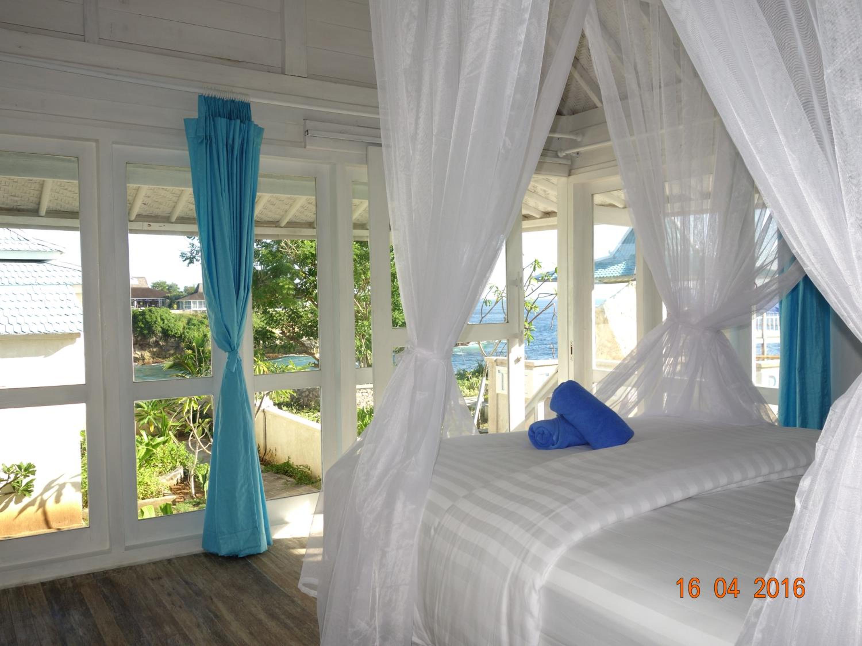One-Bedroom Bungalow - Photo 2