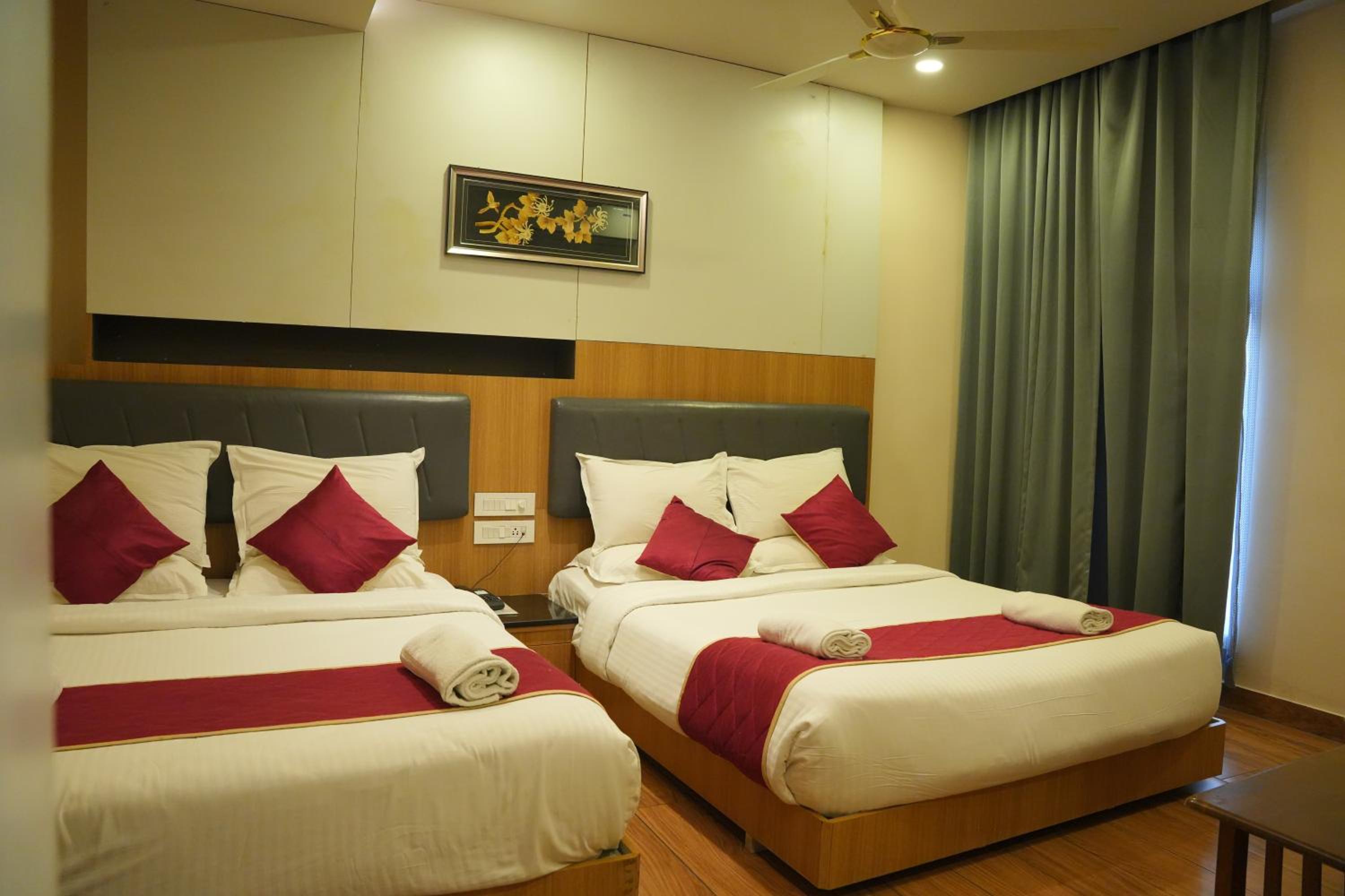 Queen Room with Two Queen Beds photo 3