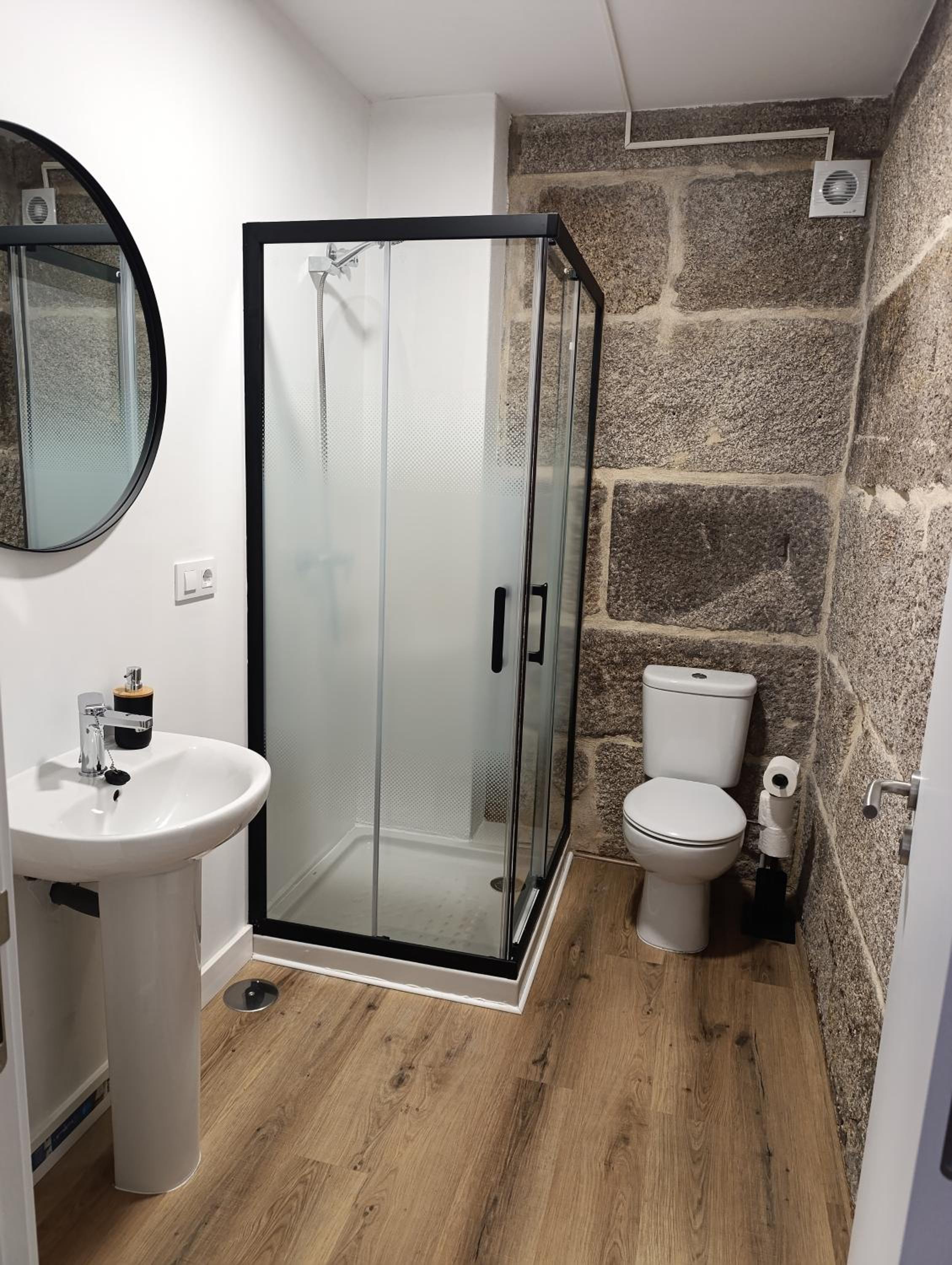 Twin Room with Private Bathroom photo 2