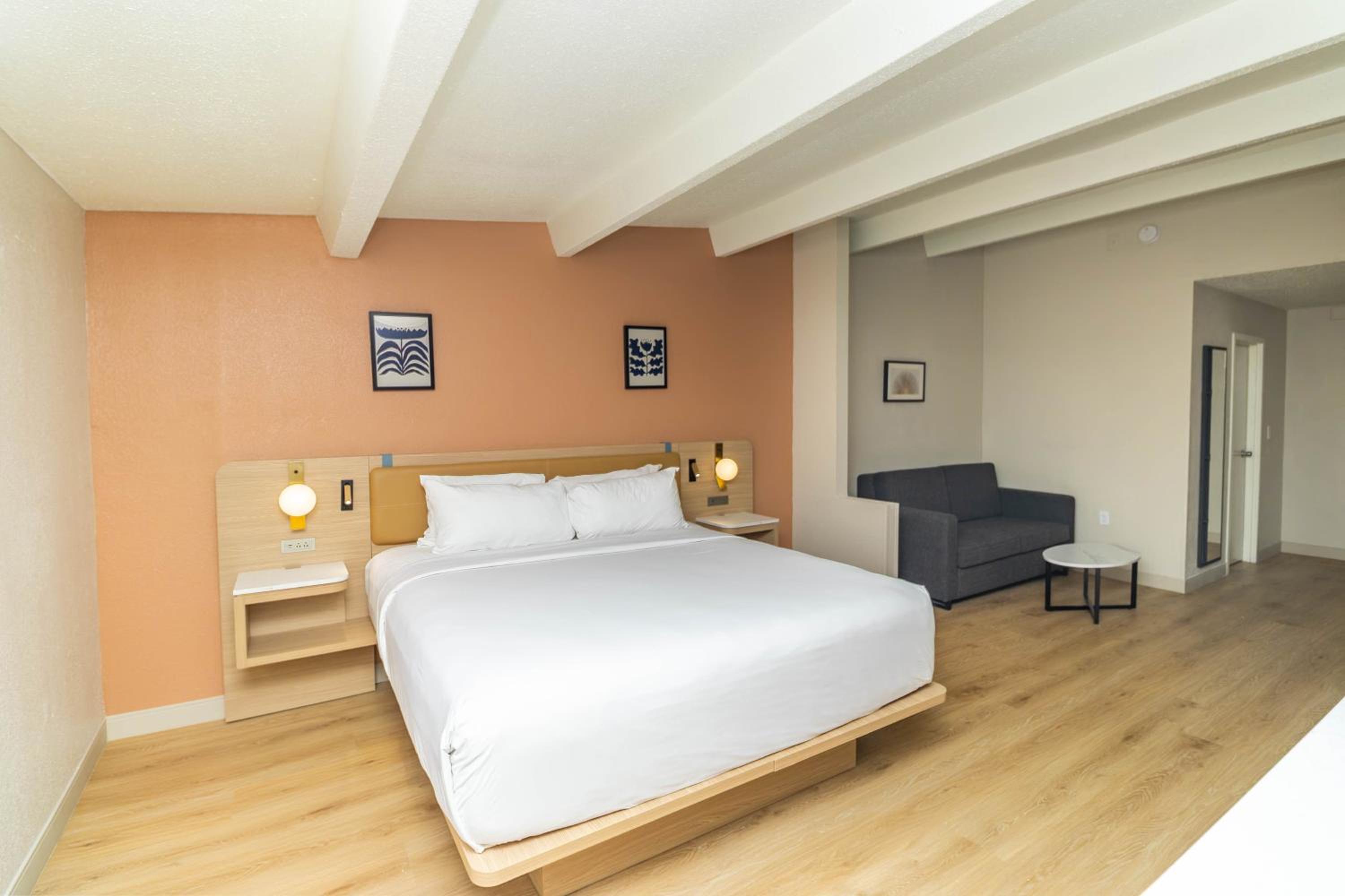 King Suite with One King Bed and Chaise Lounge - Non-Smoking - Photo 1