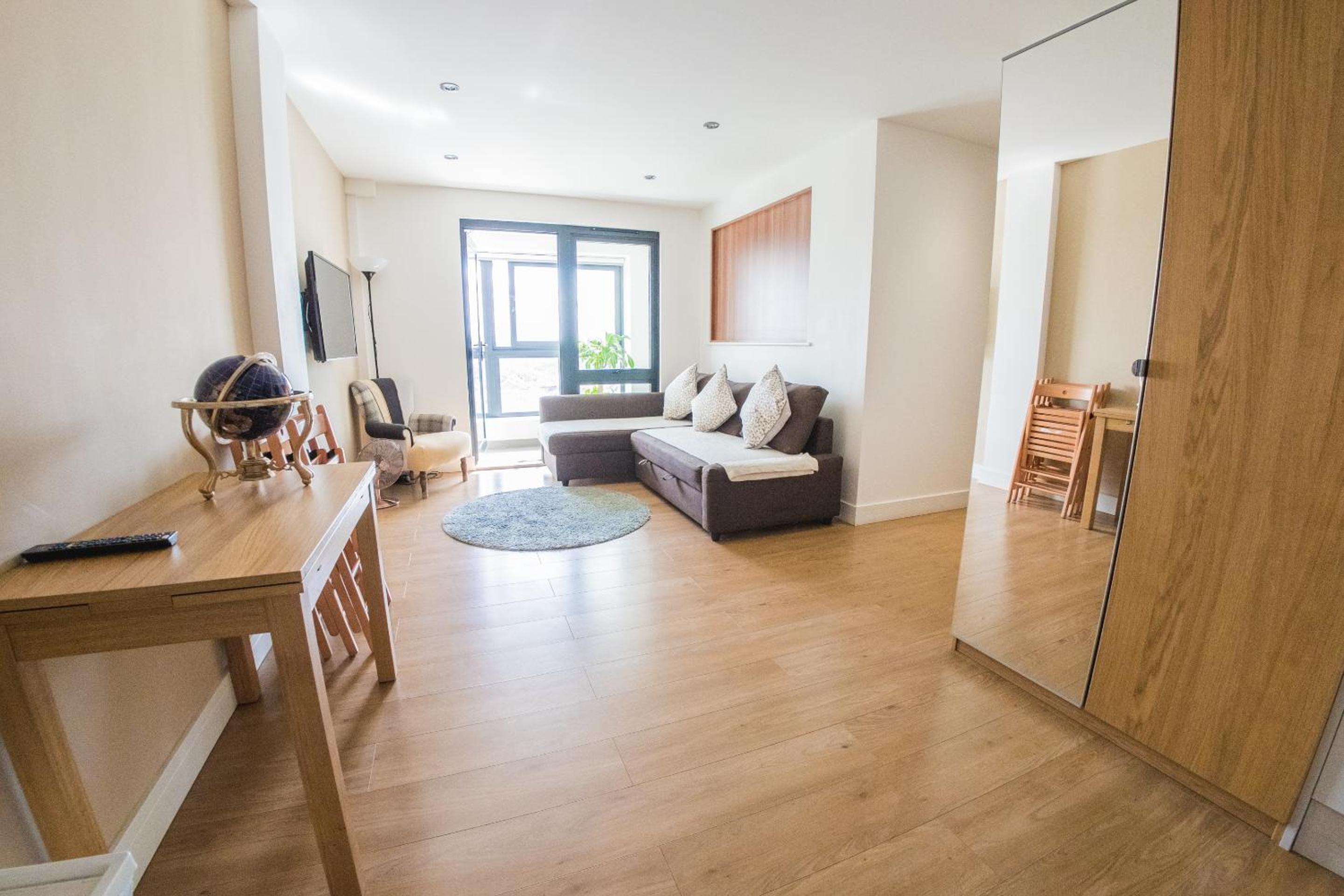 One-Bedroom Apartment with City View photo 1