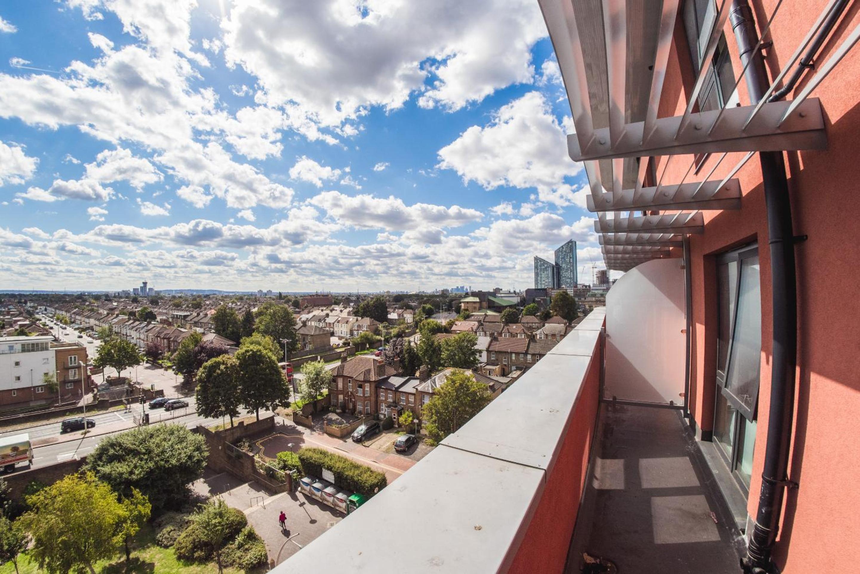 One-Bedroom Apartment with City View photo 2