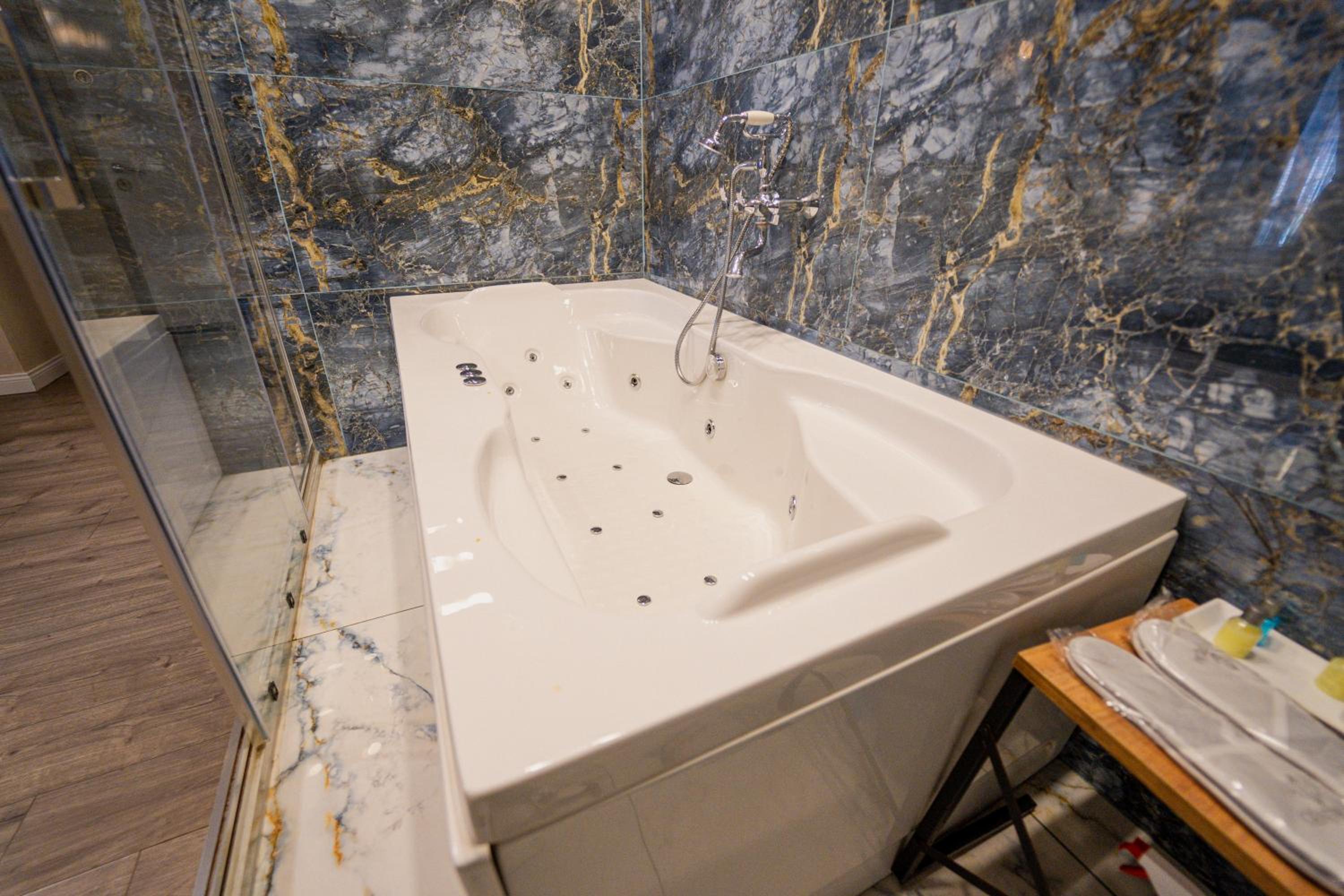 Queen Suite with Spa Bath