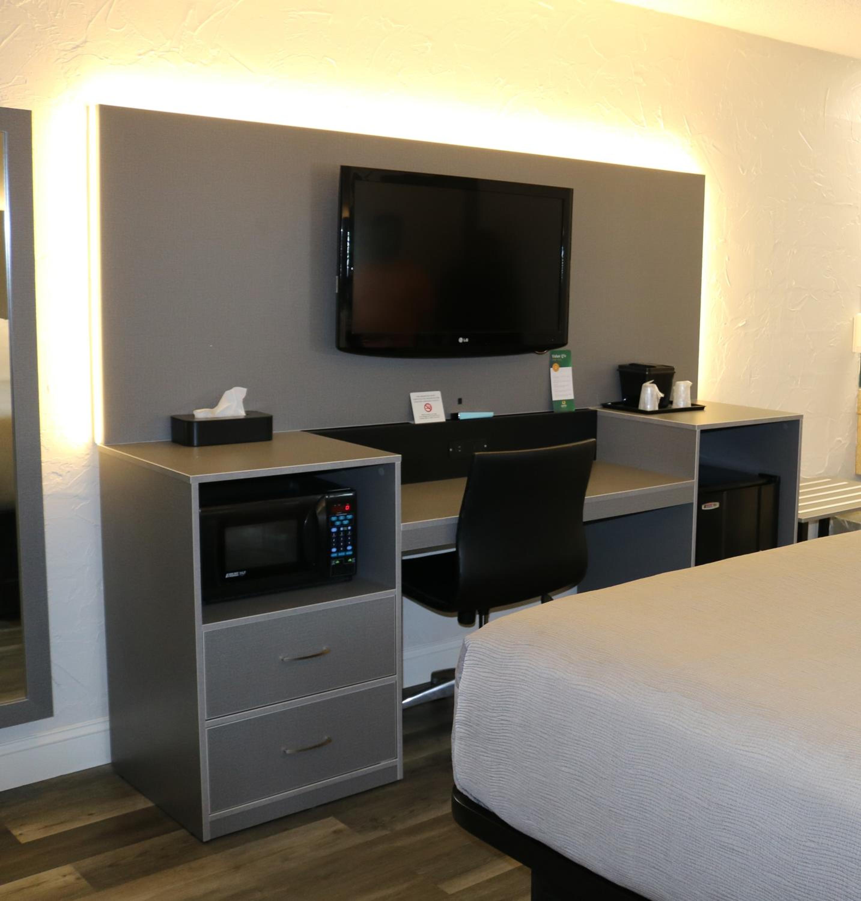 1 King Bed - Non Smoking - Photo 2