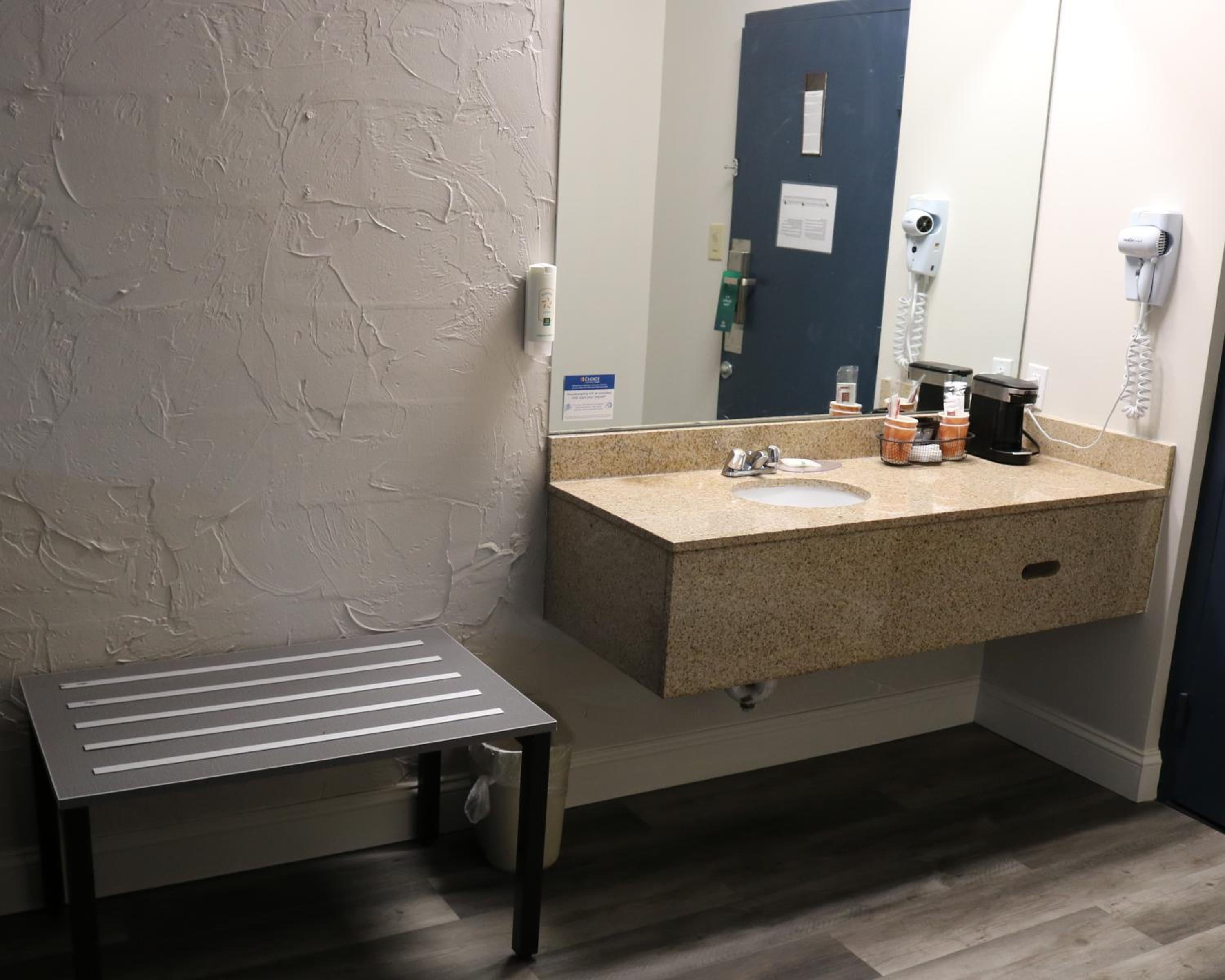 1 King Bed - Non Smoking - Photo 1