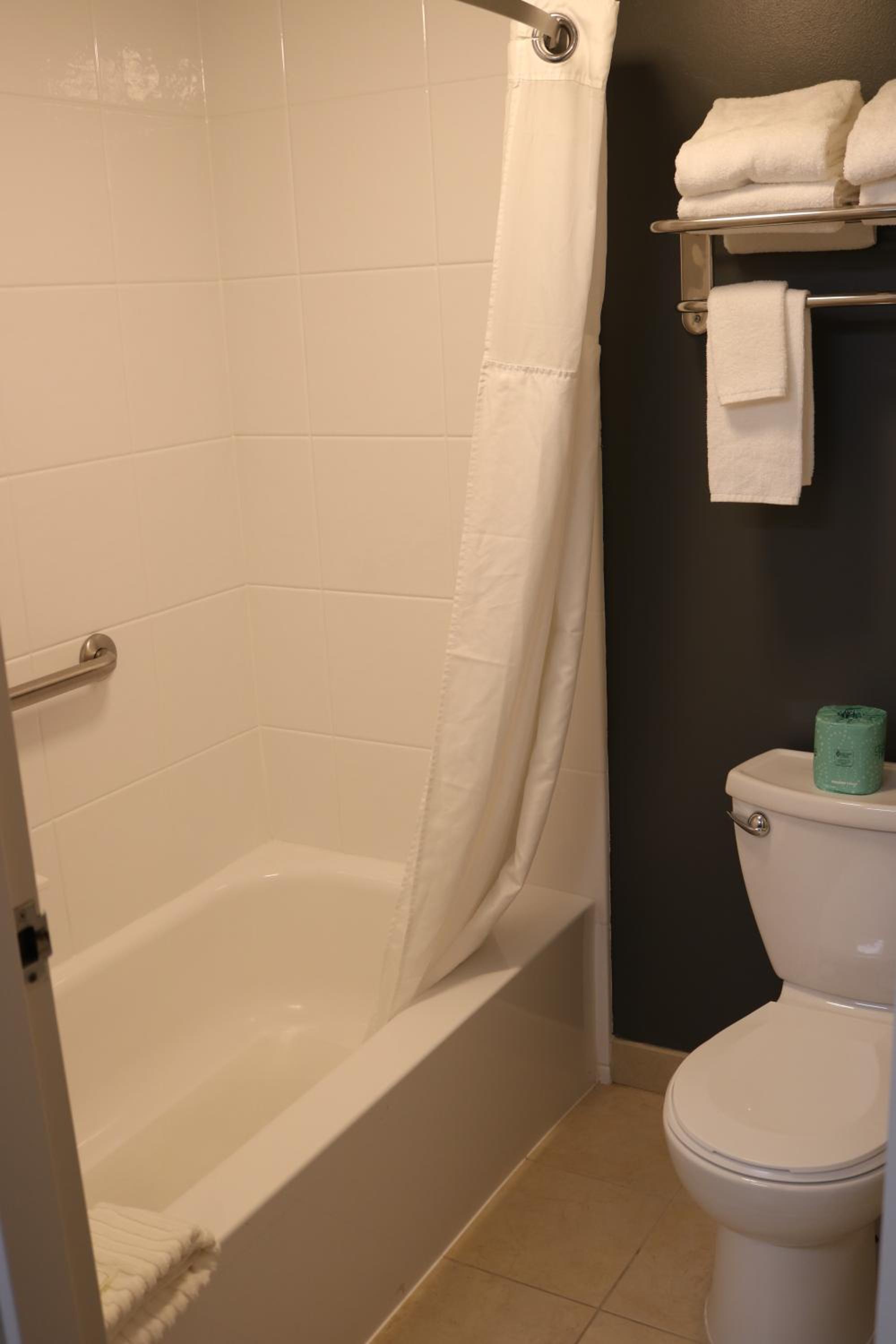 Queen Room - Non Smoking/Pet Friendly - Photo 2