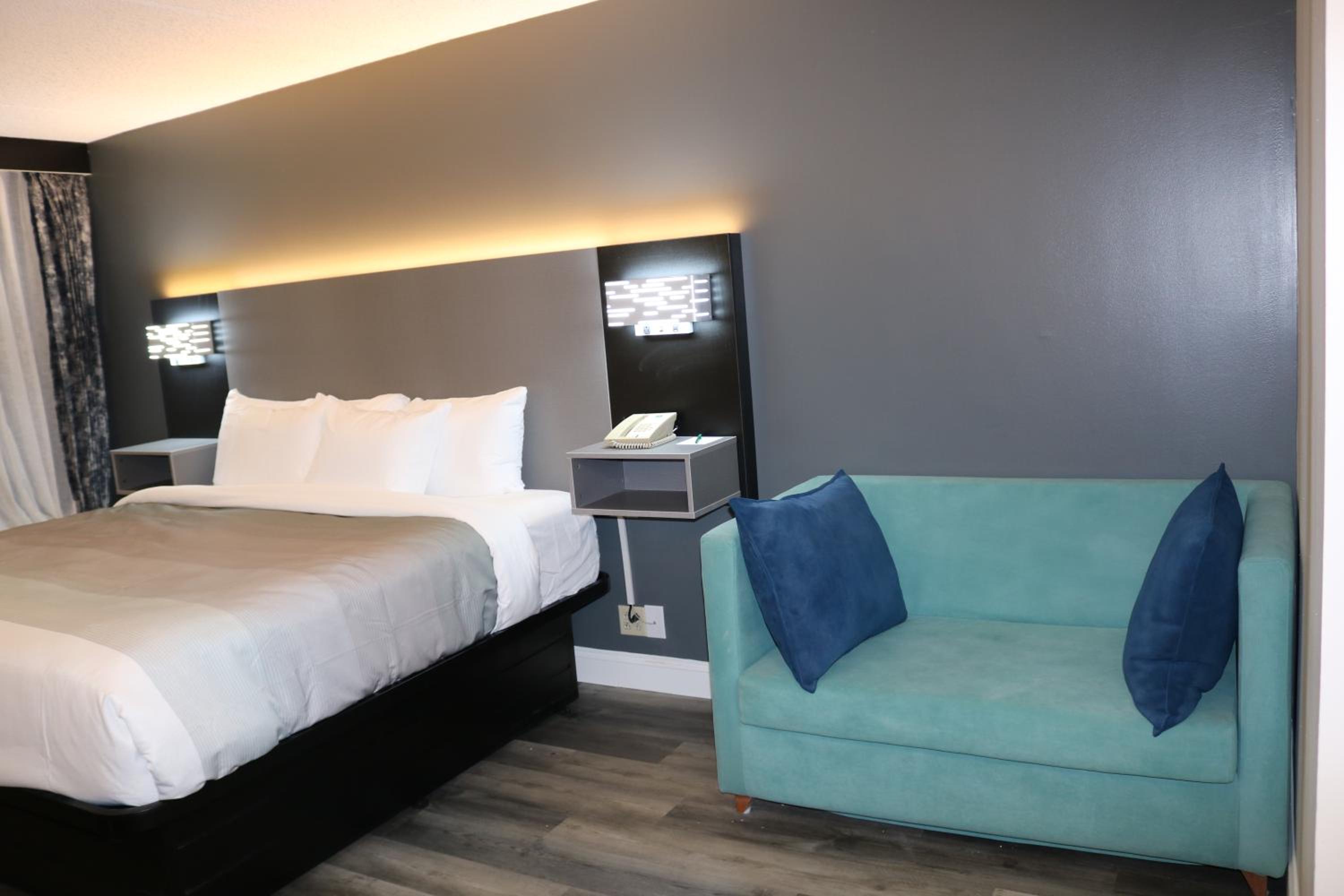 1 King Bed - Non Smoking - Photo 3