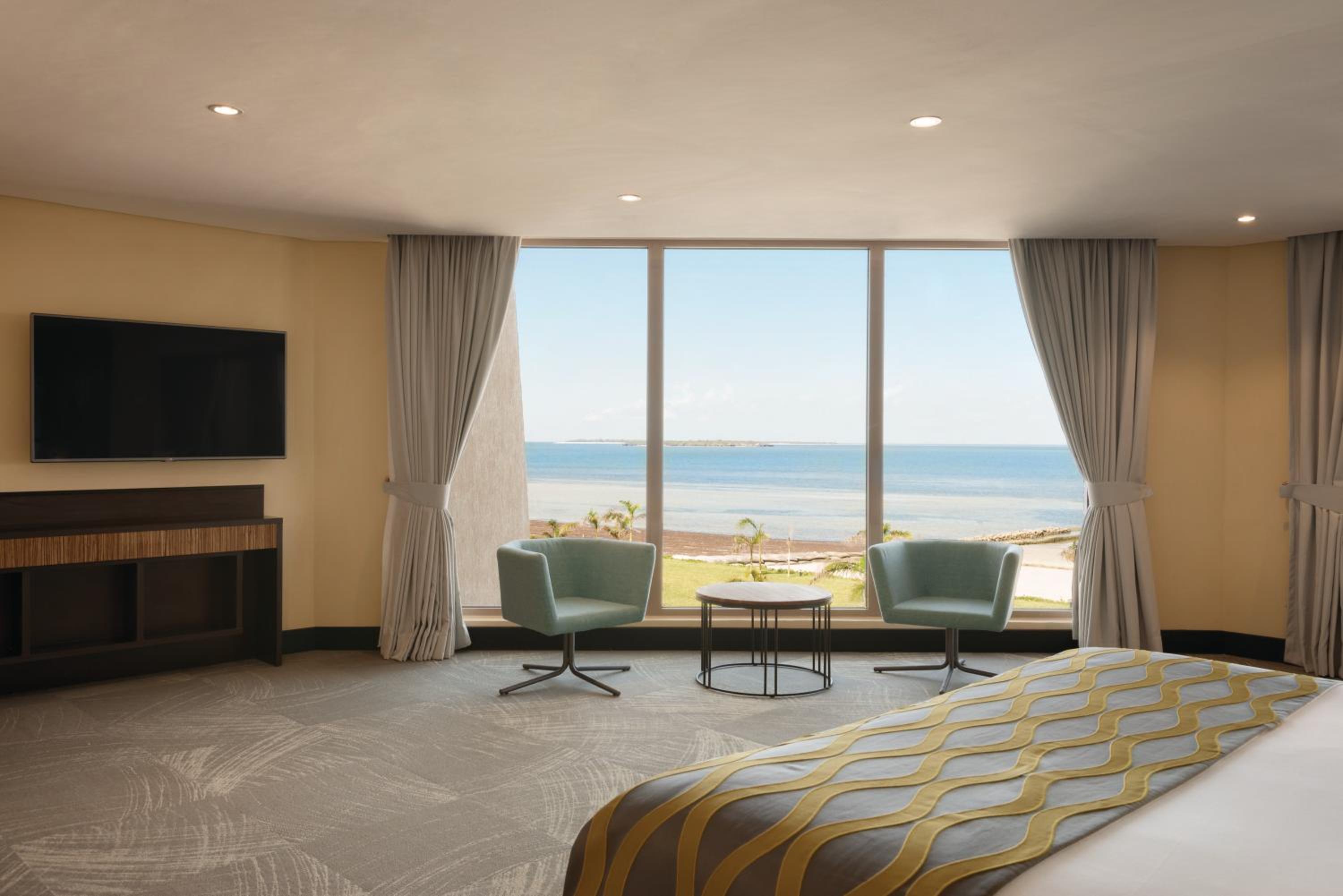 Penthouse Suite King, Non-Smoking - Ocean View photo 3