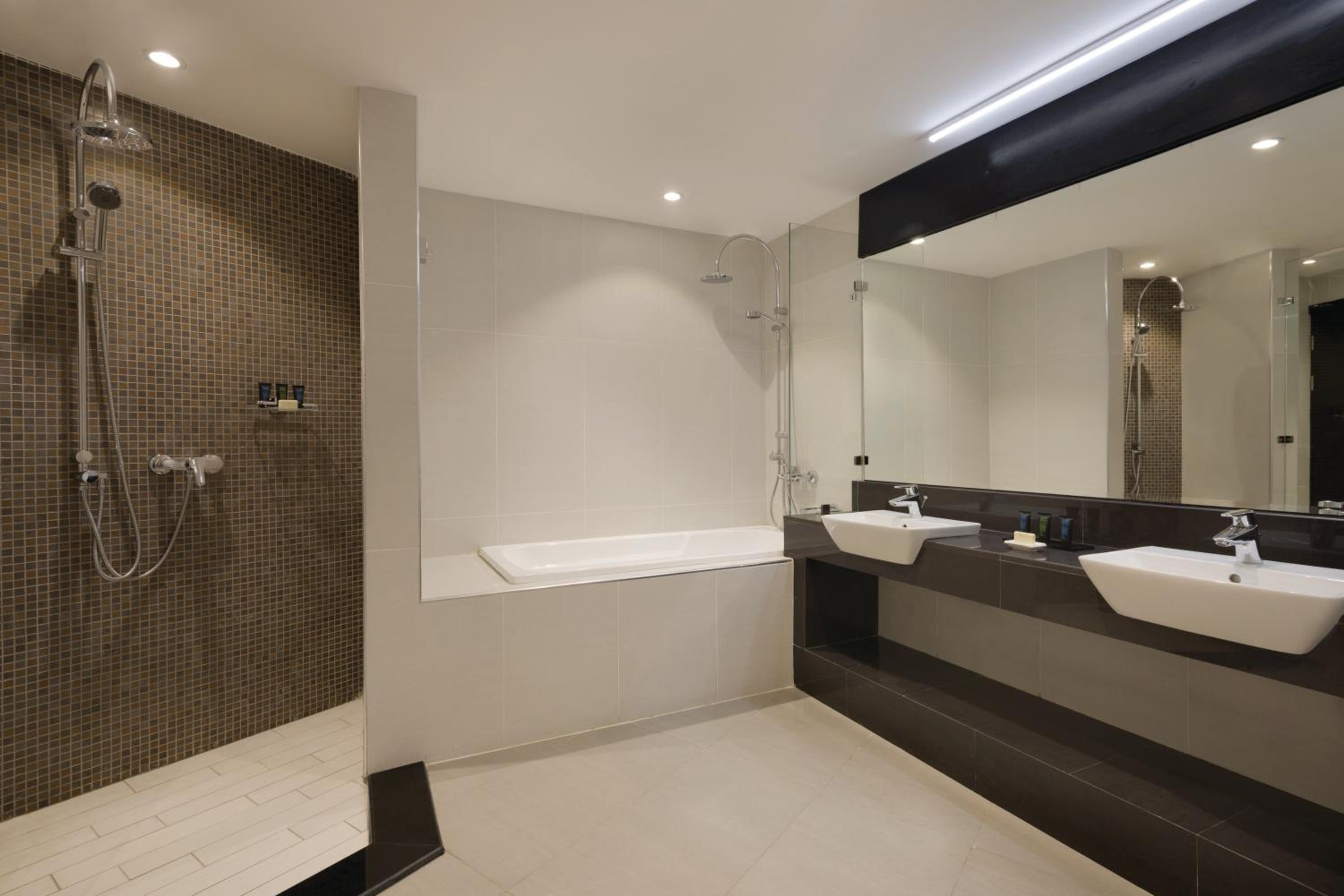 Executive King Suite, Non-Smoking - Courtyard View photo 3