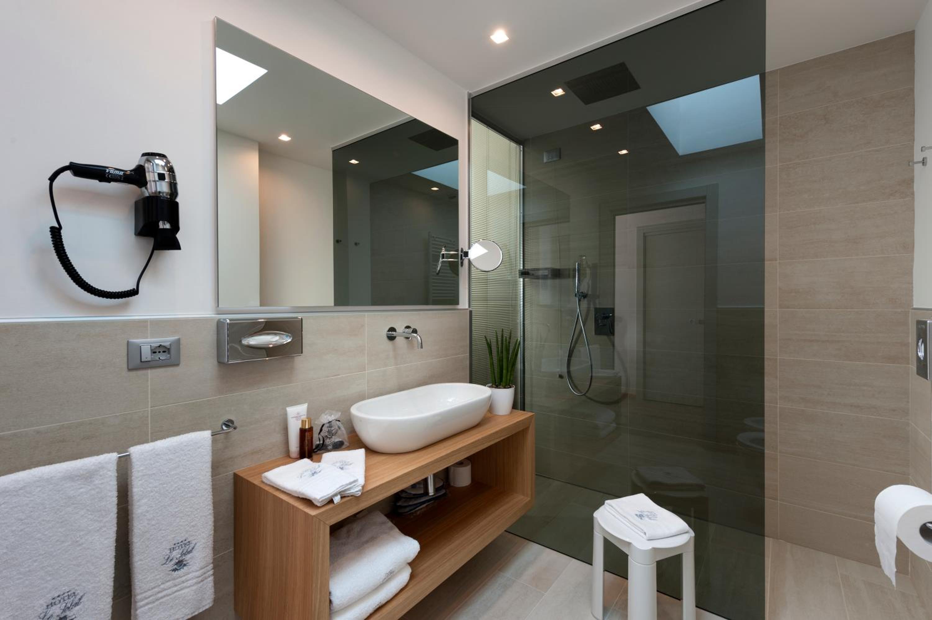 Deluxe Double or Twin Room with Sea View - Photo 3
