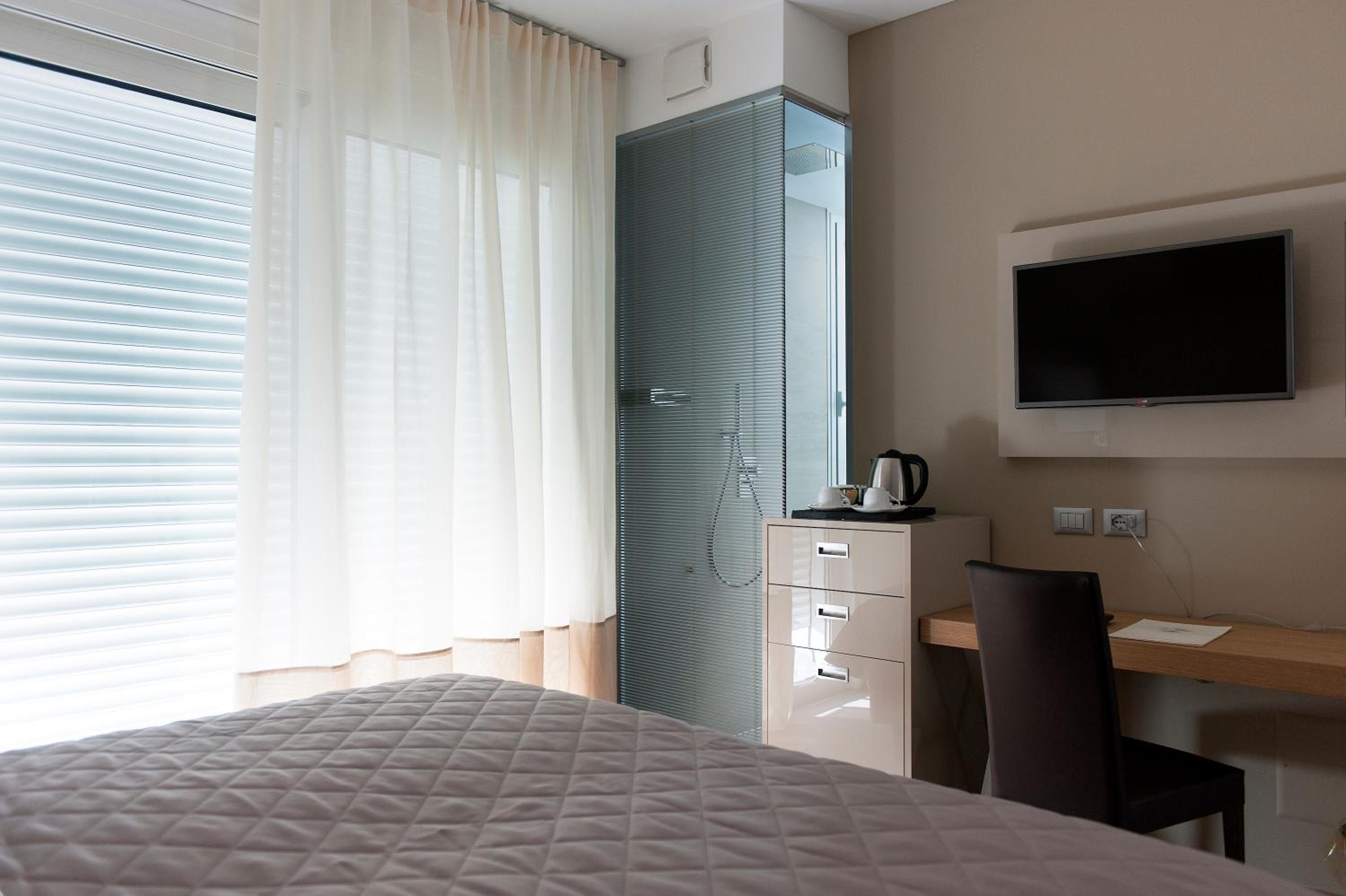 Deluxe Double or Twin Room with Partial Sea View - Photo 2