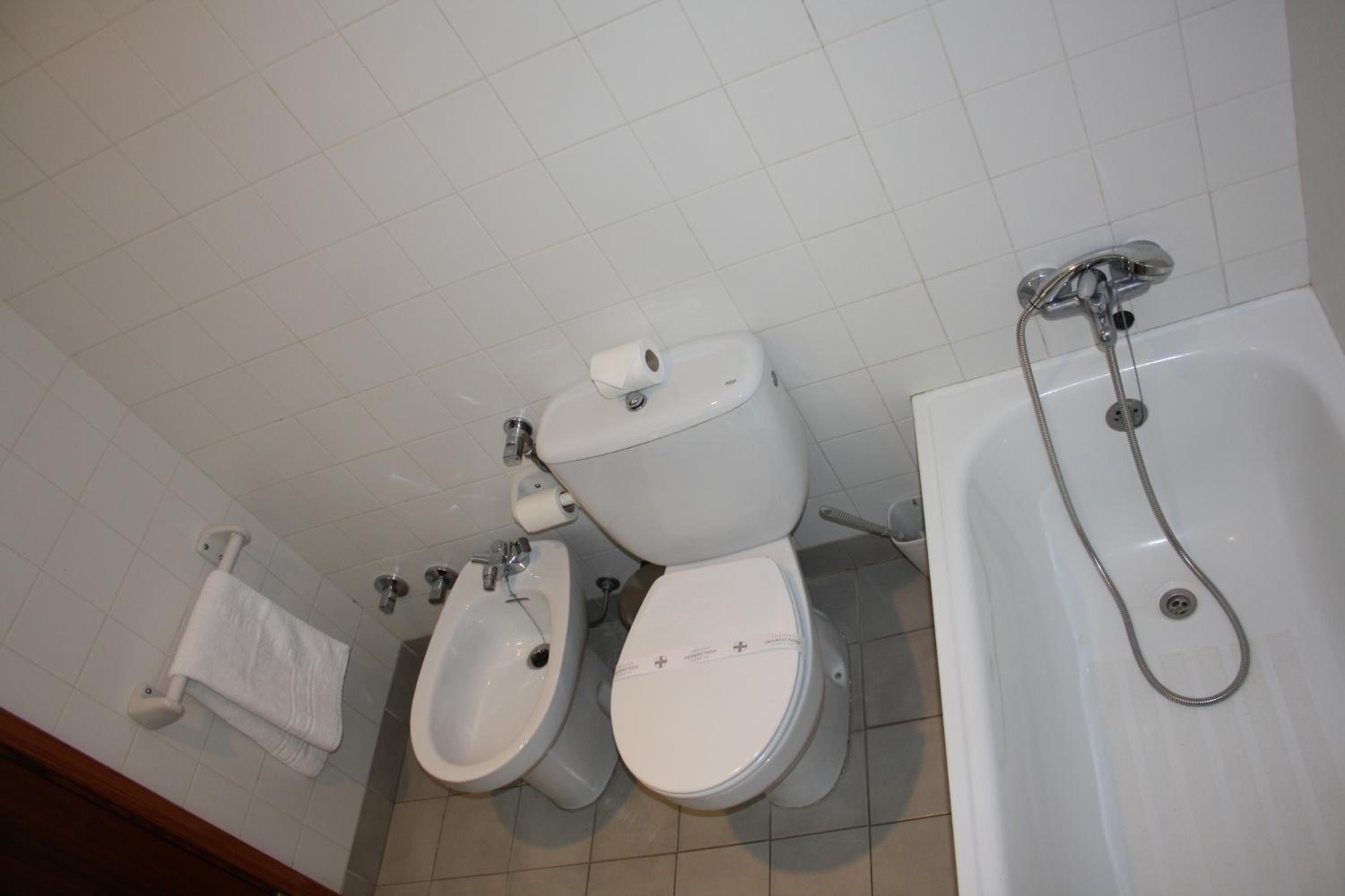 Standard Twin Room - Photo 5