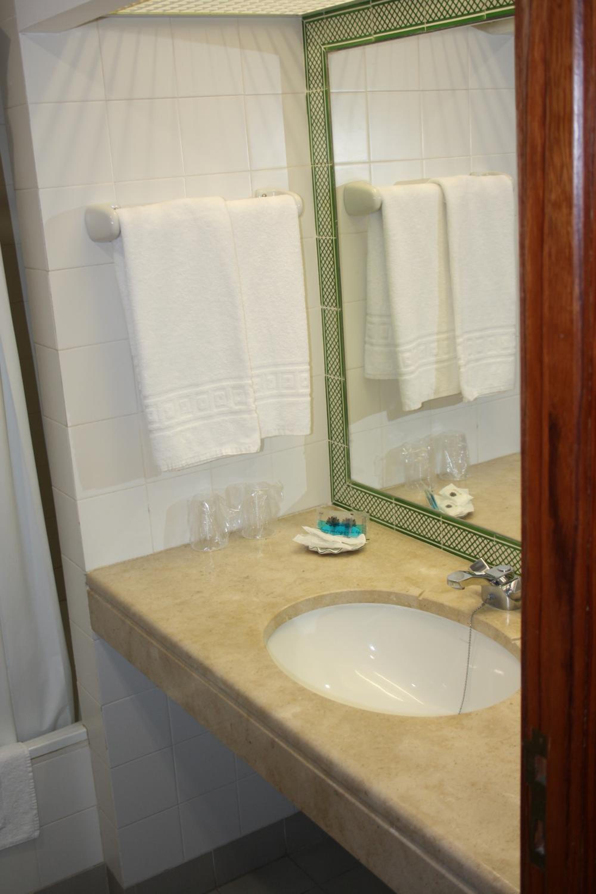 Standard Twin Room - Photo 6