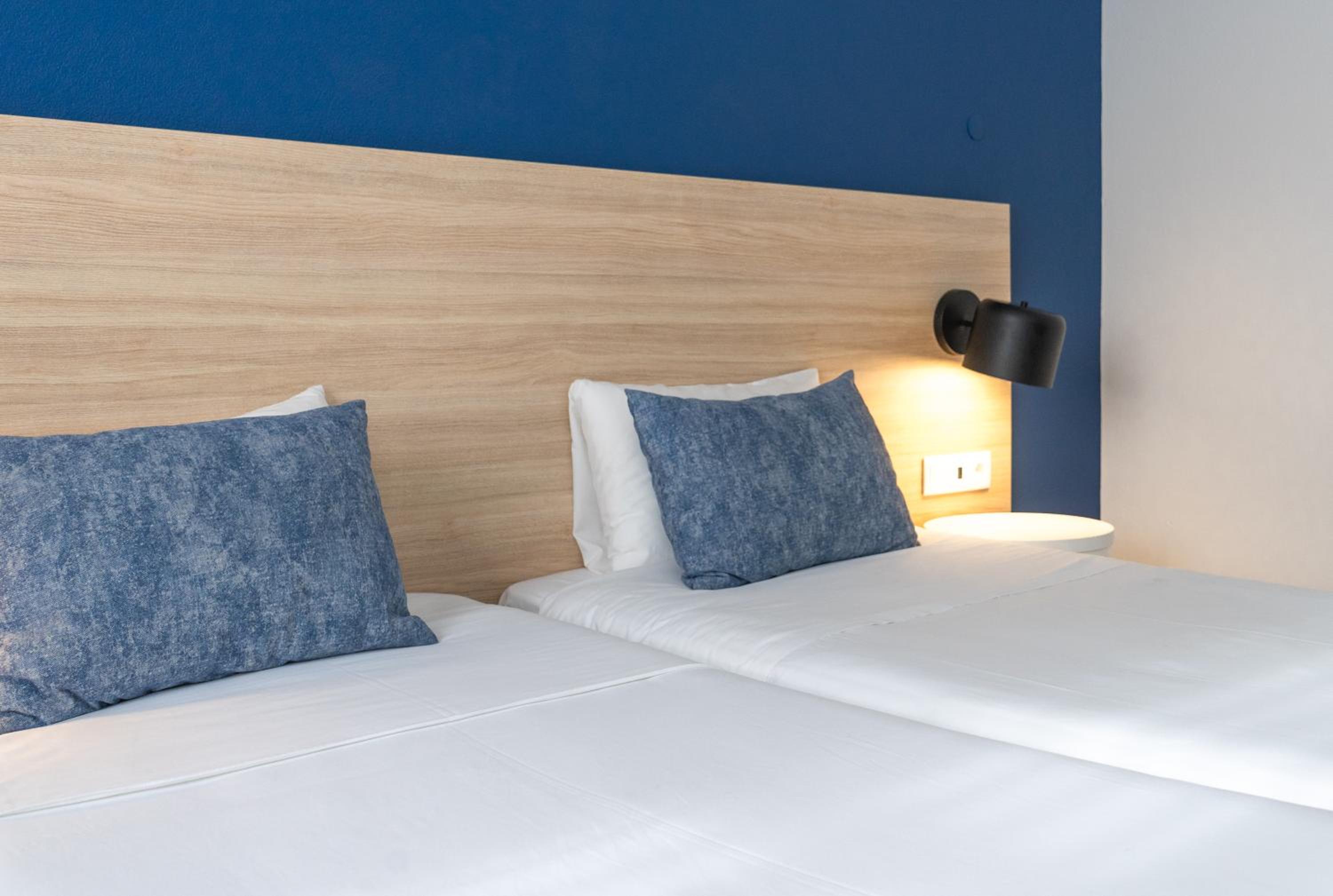 Standard Twin Room - Photo 8