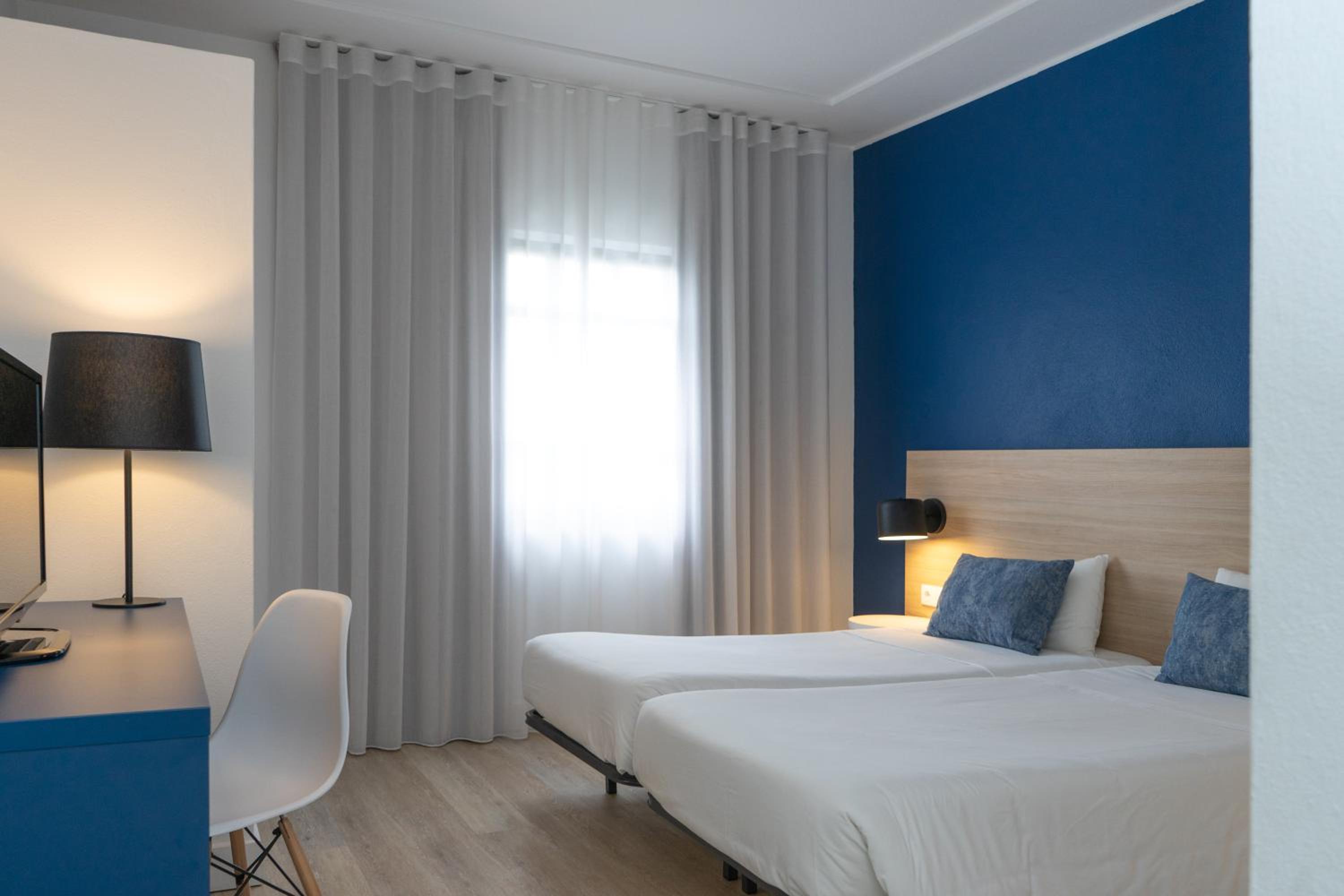 Standard Twin Room - Photo 7