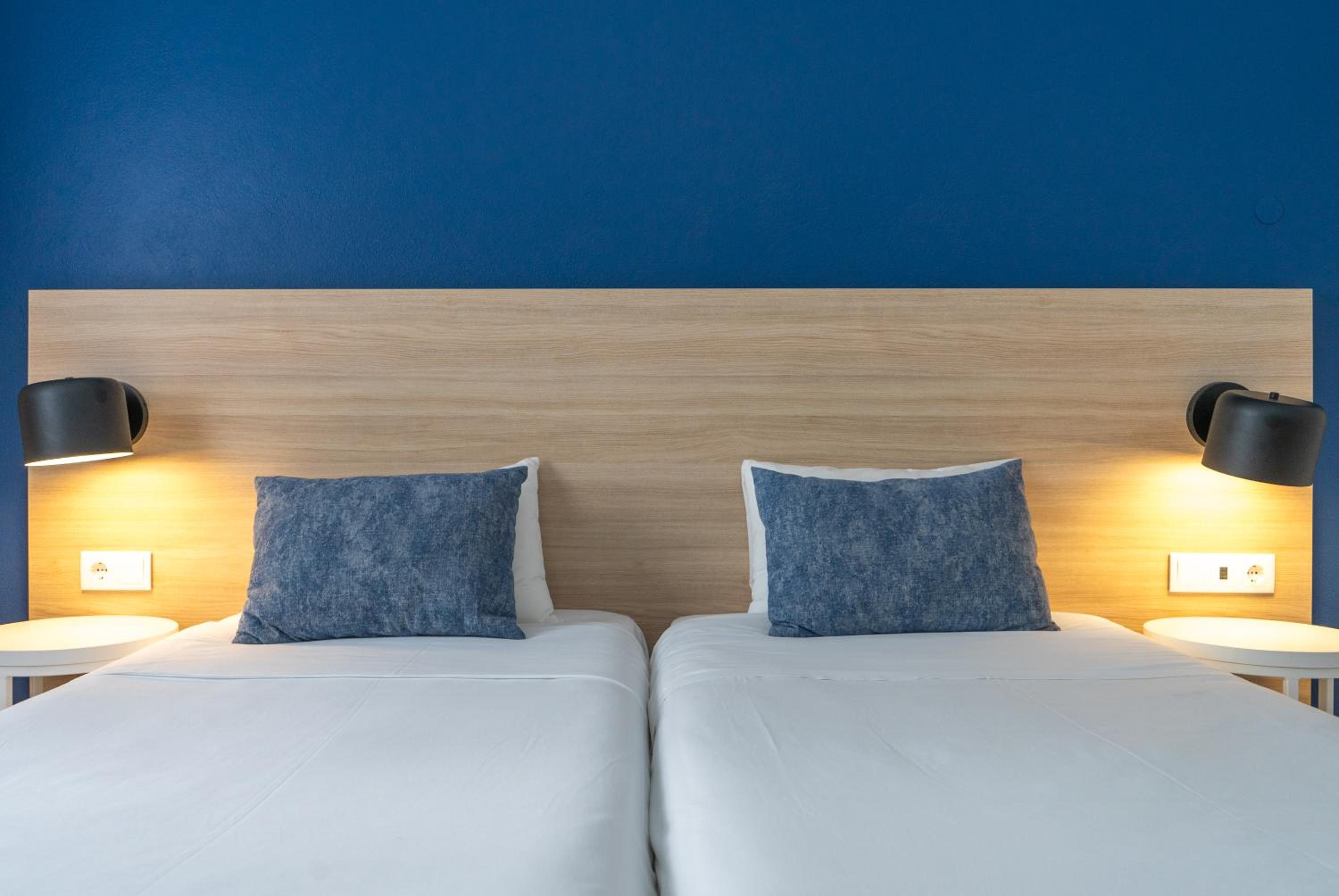 Standard Twin Room - Photo 9