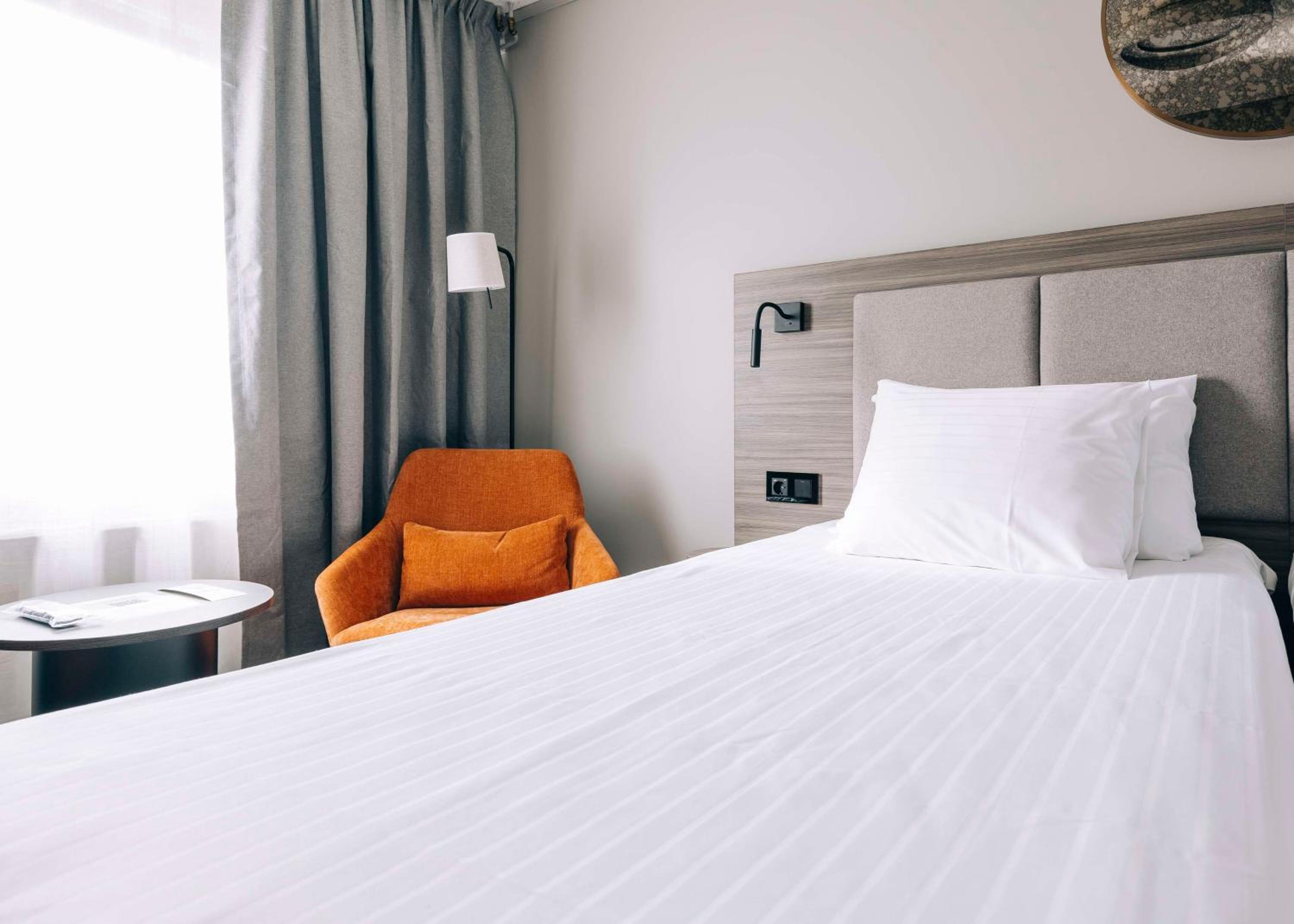 Business Queen Room - Photo 1