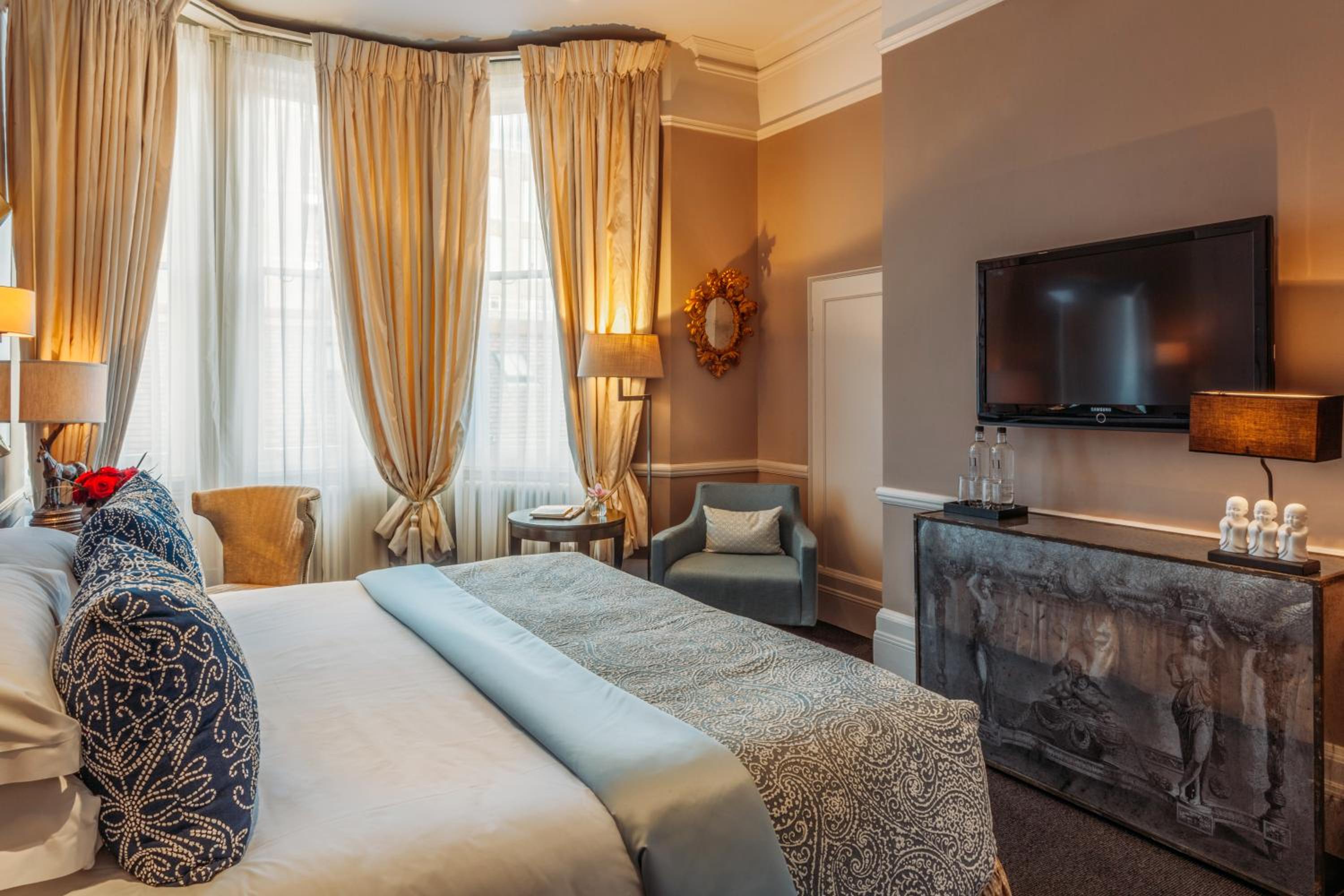 Deluxe King Room at 11 Cadogan Gardens photo 3