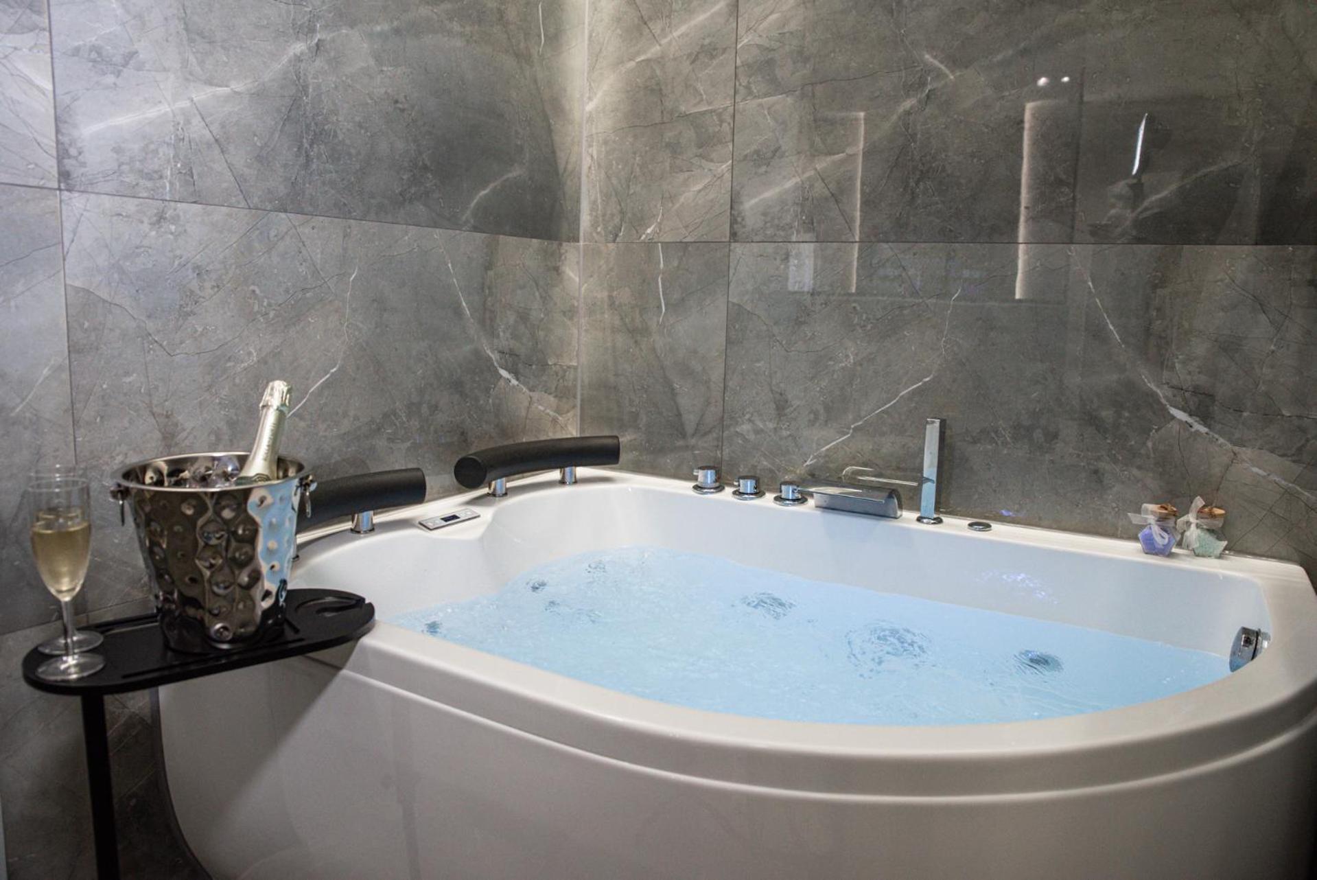 King Room with Spa Bath
