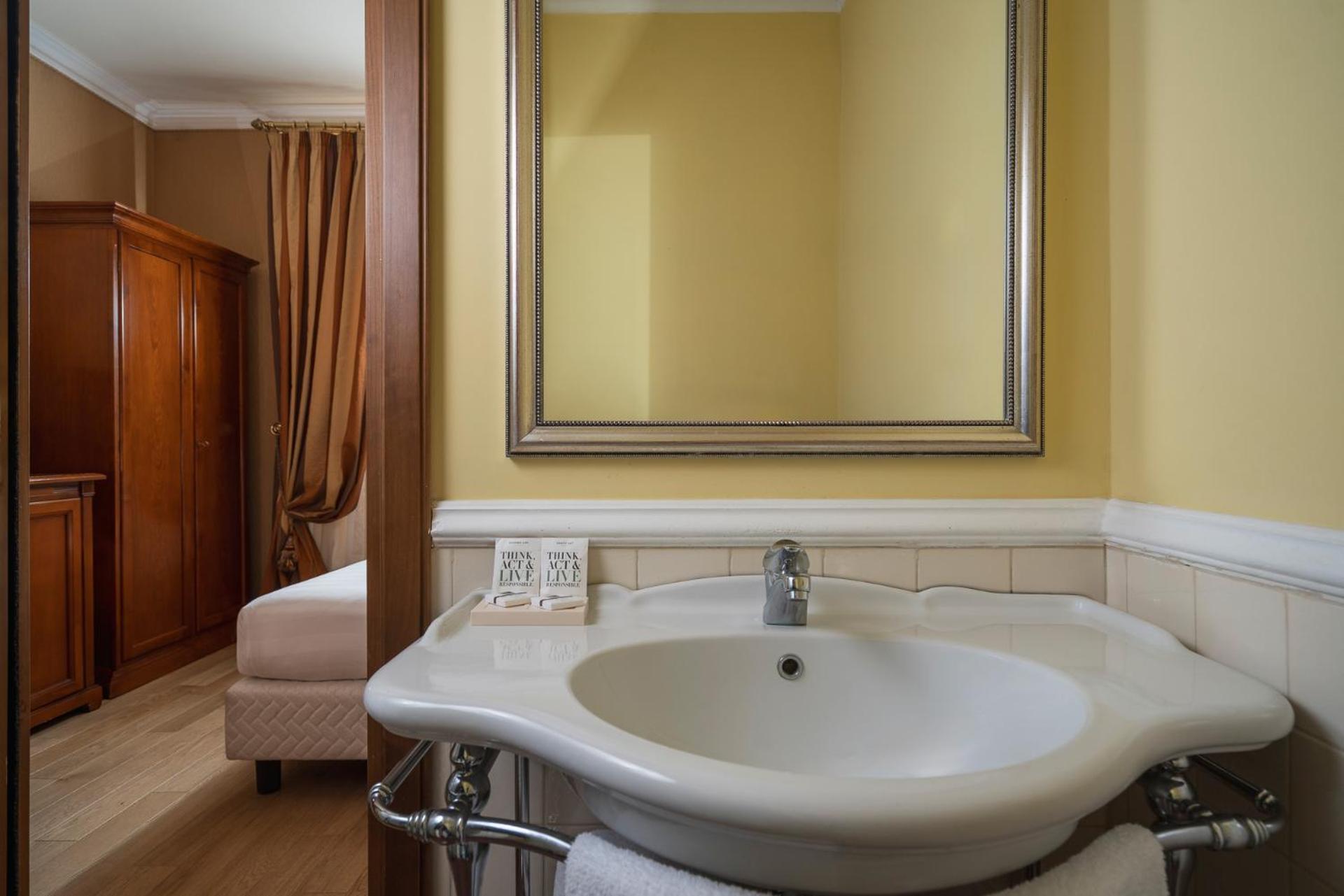 Superior Double or Twin Room photo 3