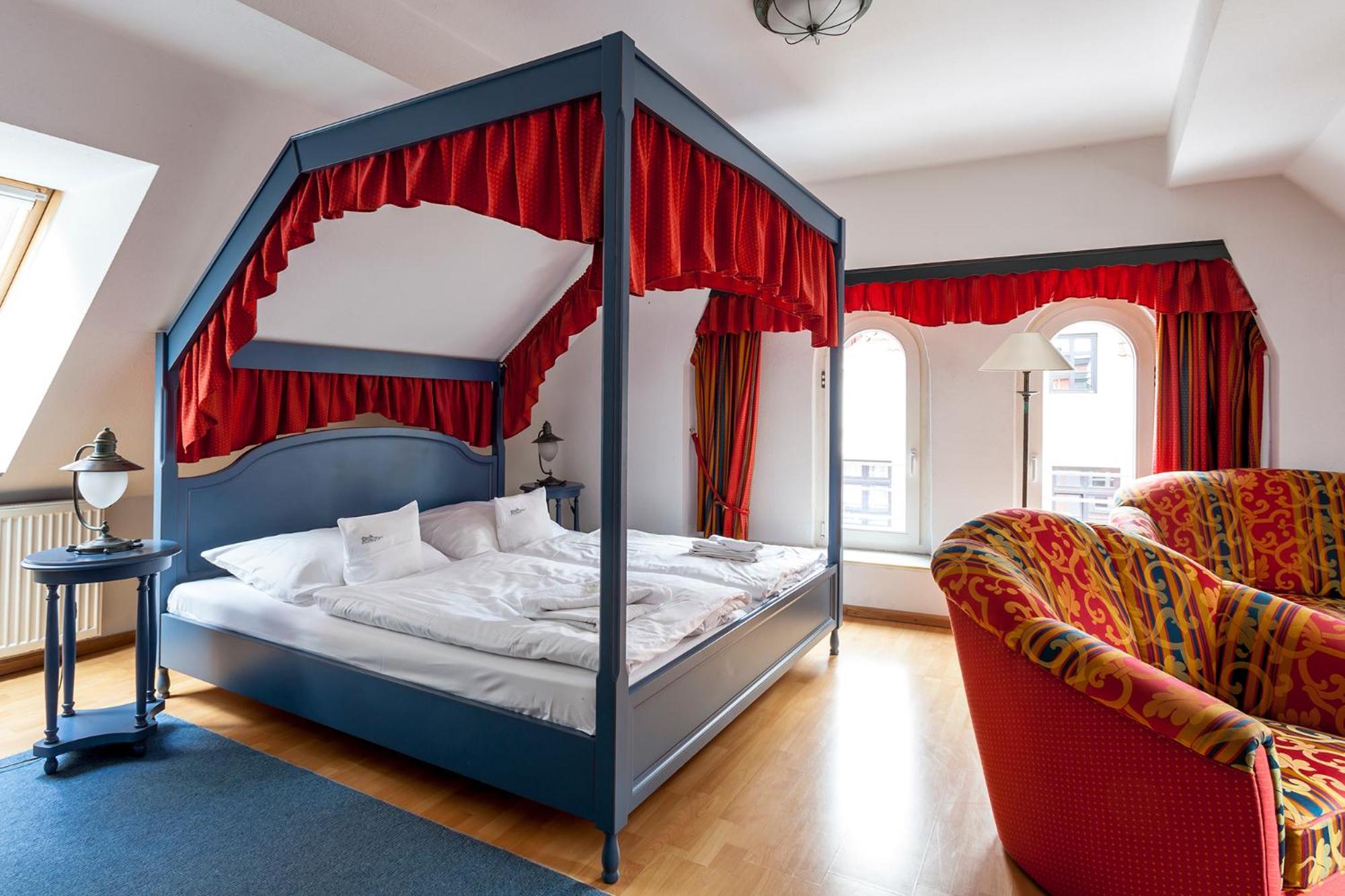 One-Bedroom Suite with Sofa Bed photo 3