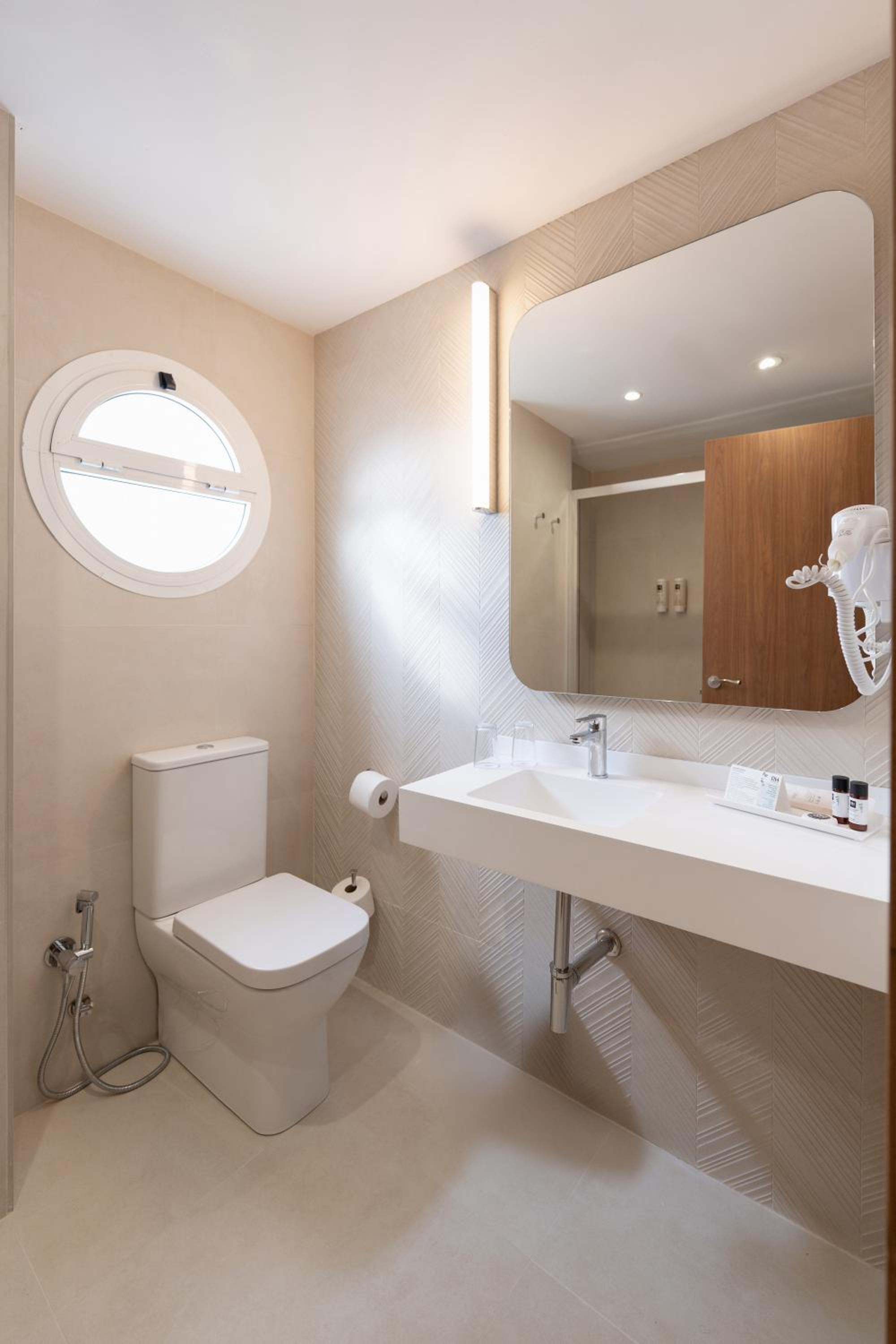 Double or Twin Room with Terrace and Sea View - Photo 5
