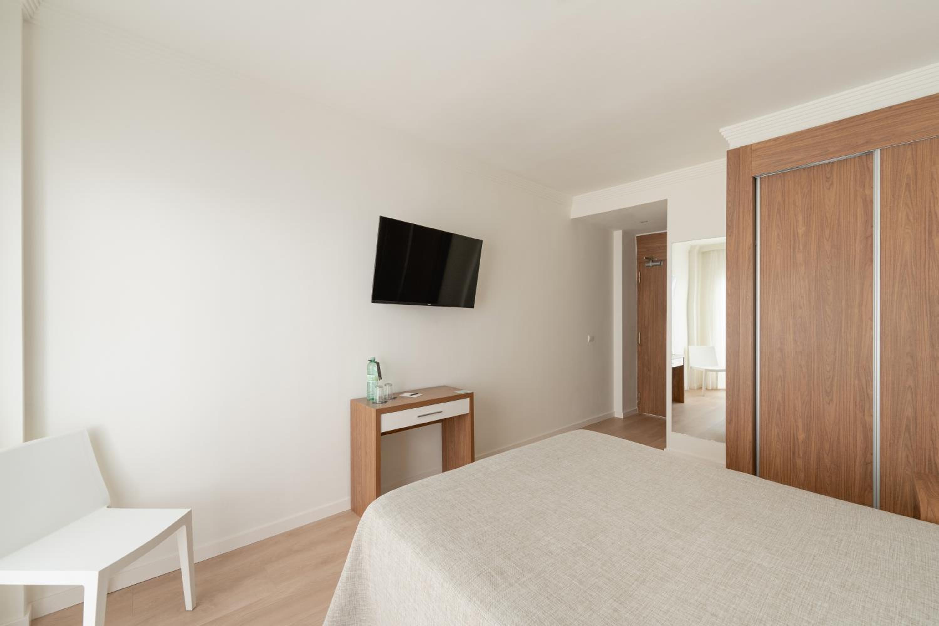 Double or Twin Room with Terrace and Sea View - Photo 7