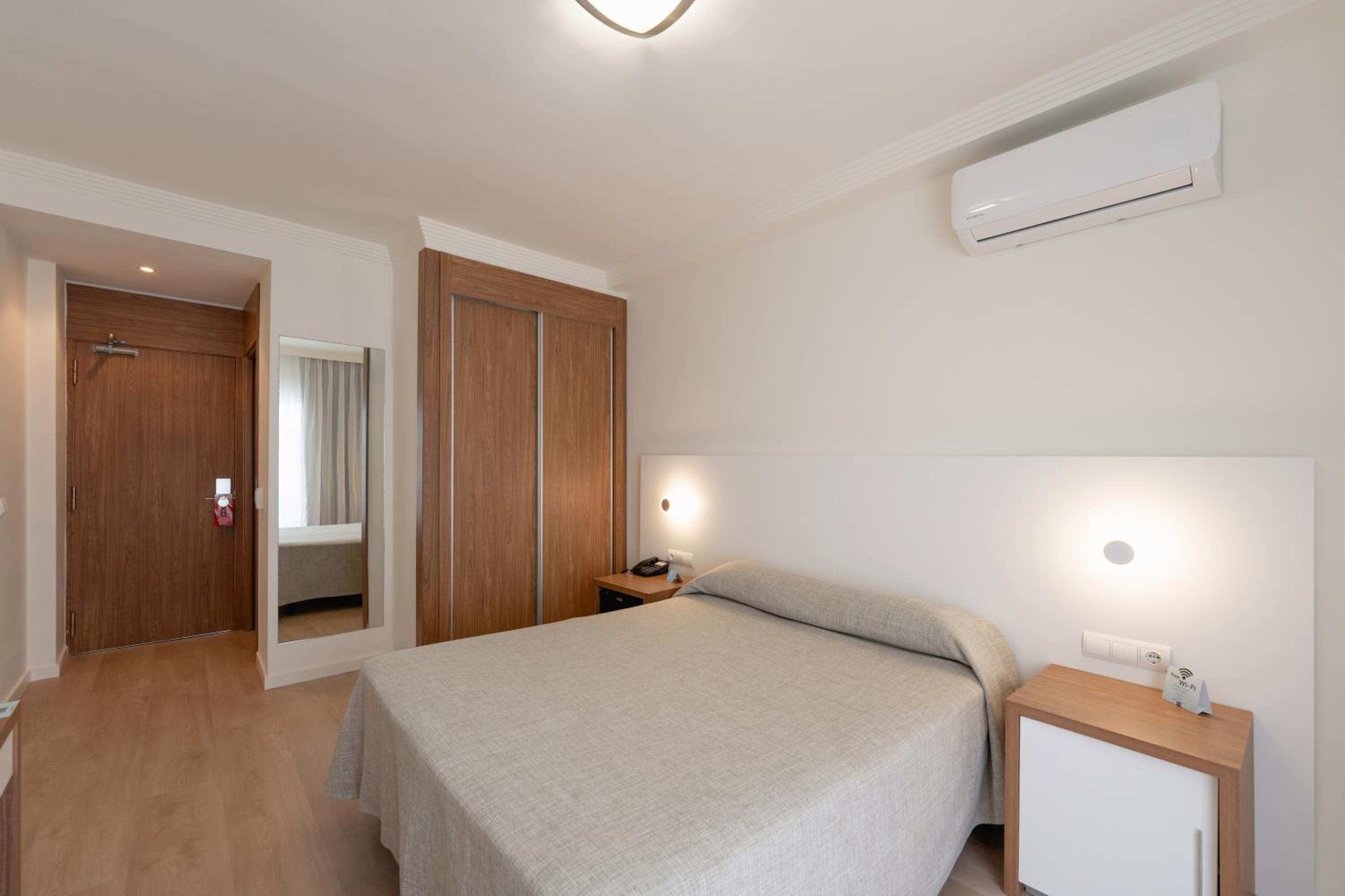 Double or Twin Room with Terrace and Sea View - Photo 4