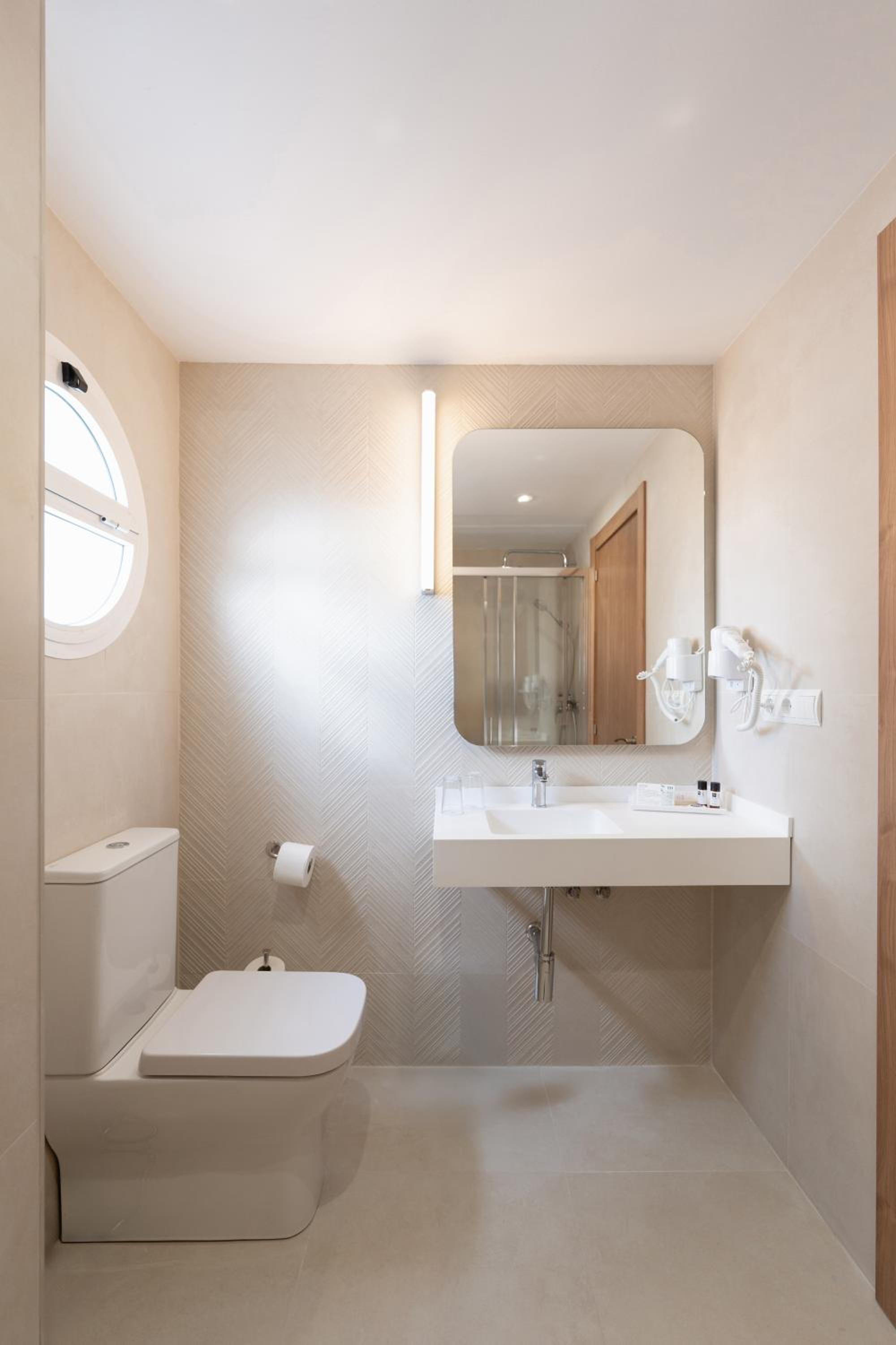 Double or Twin Room with Terrace and Sea View - Photo 2