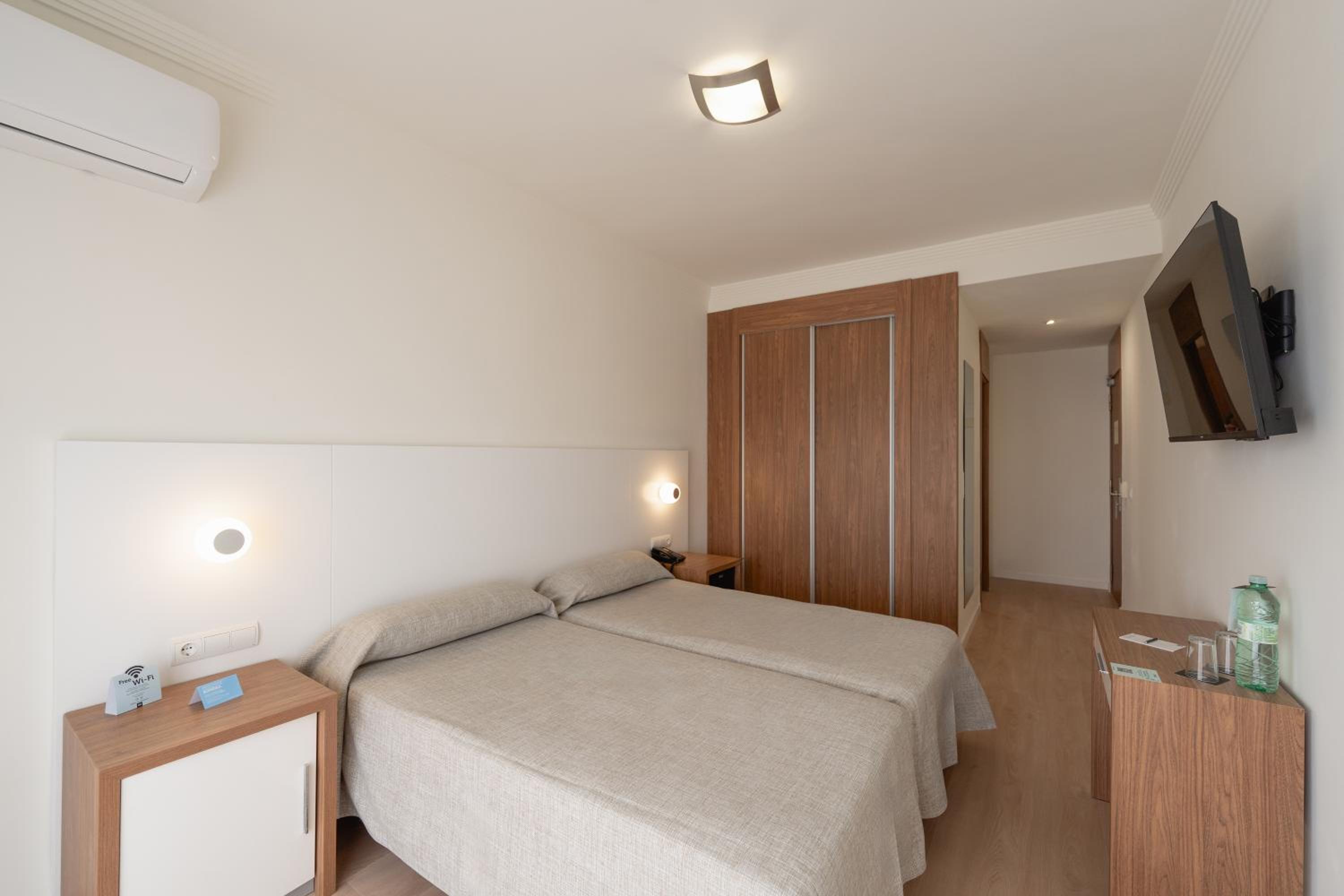 Double or Twin Room with Terrace and Sea View - Photo 1