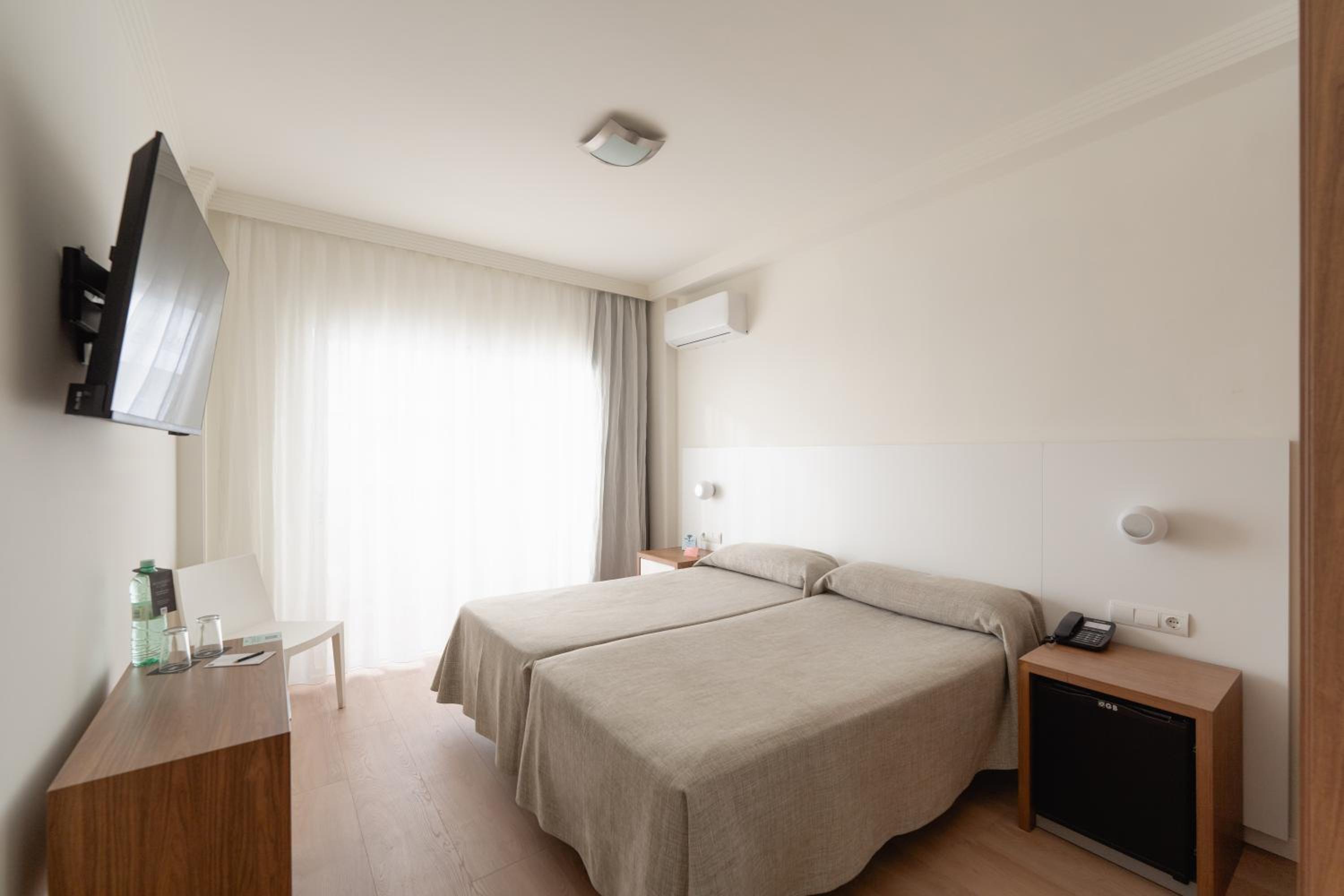 Double or Twin Room with Terrace and Sea View - Photo 6