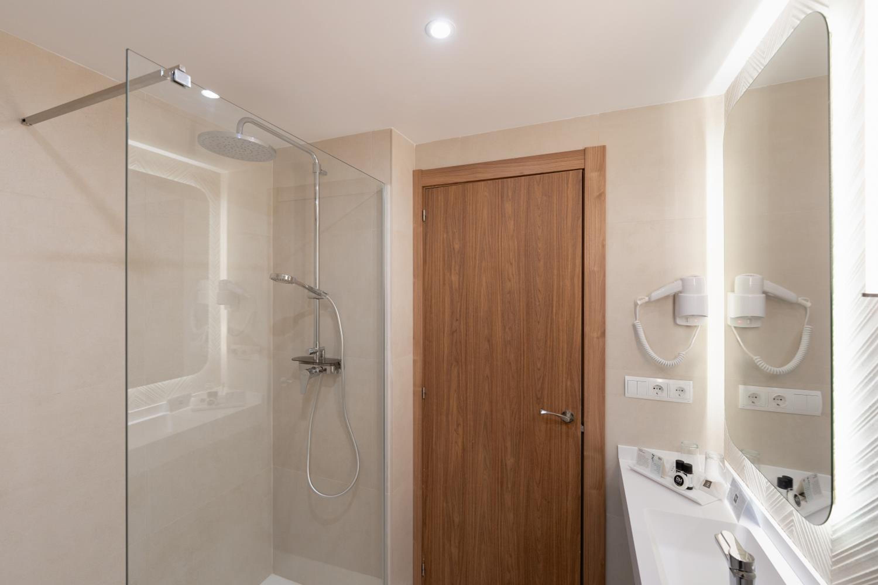 Double or Twin Room with Terrace and Sea View - Photo 8