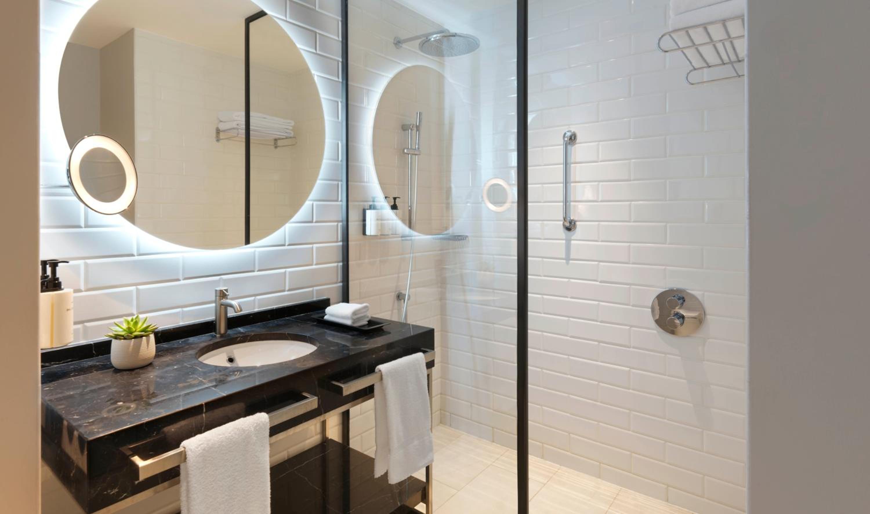 One-Bedroom Club Suite photo 1