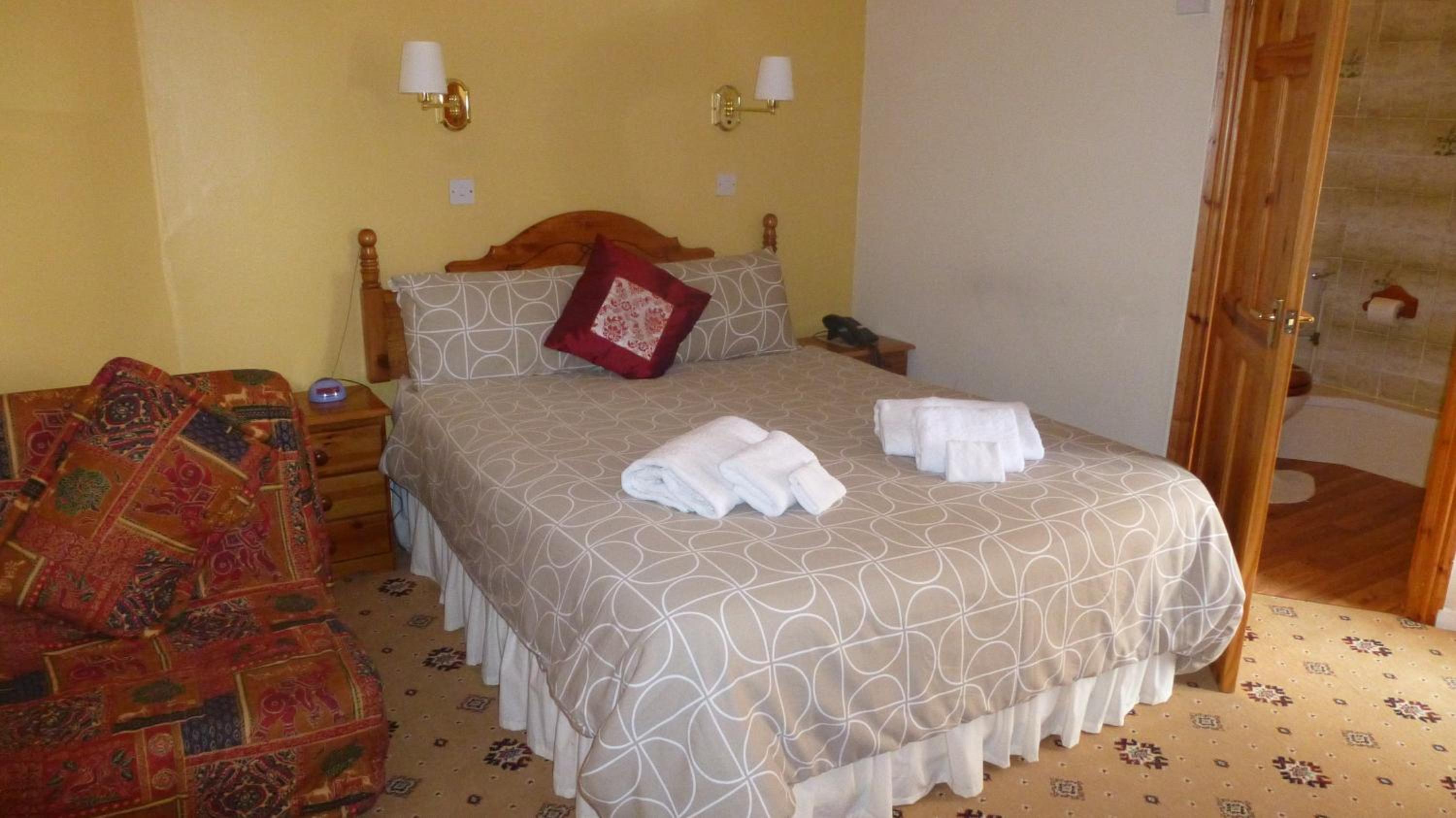 Deluxe Double Room with Side Sea View