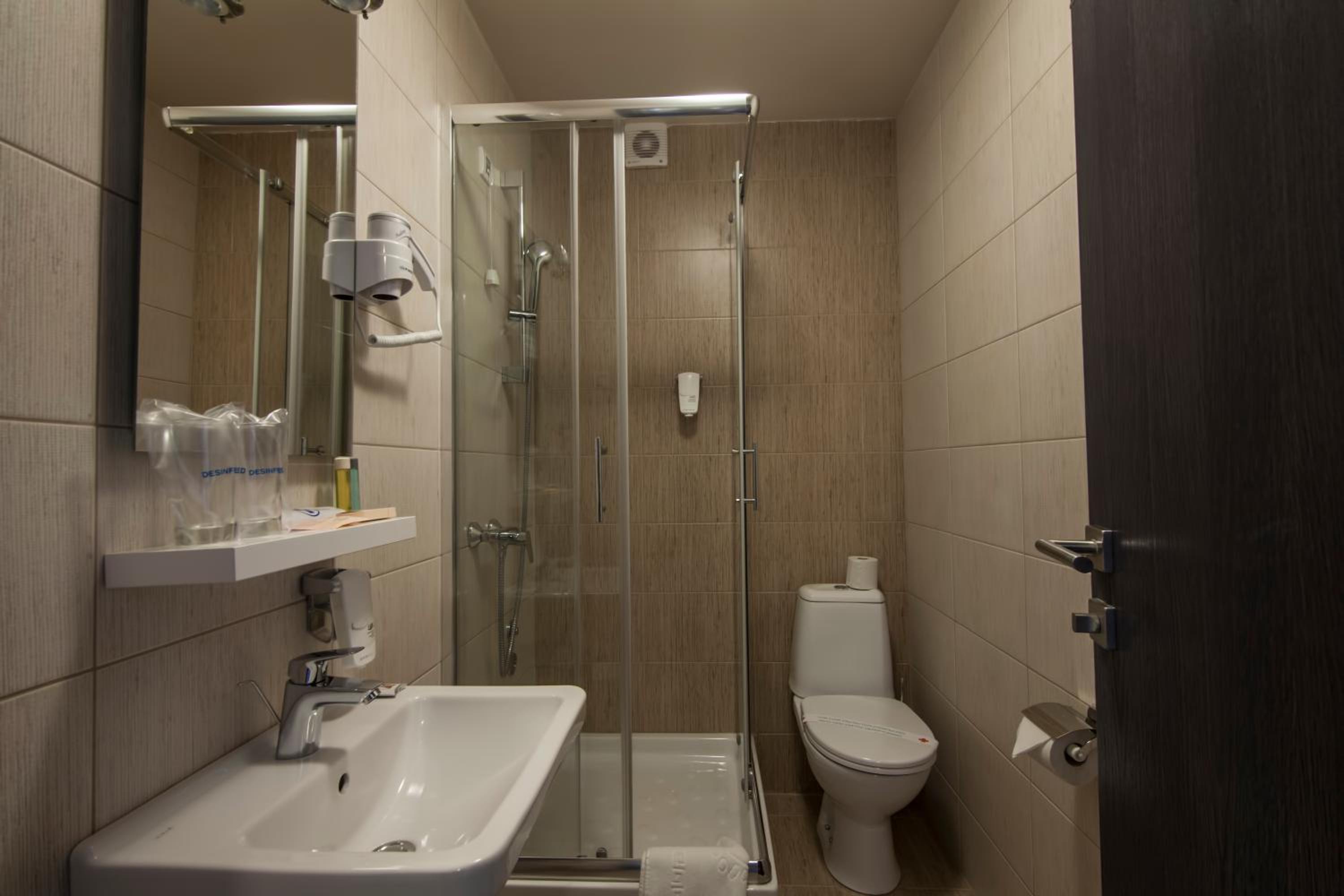 Twin Room - Photo 3