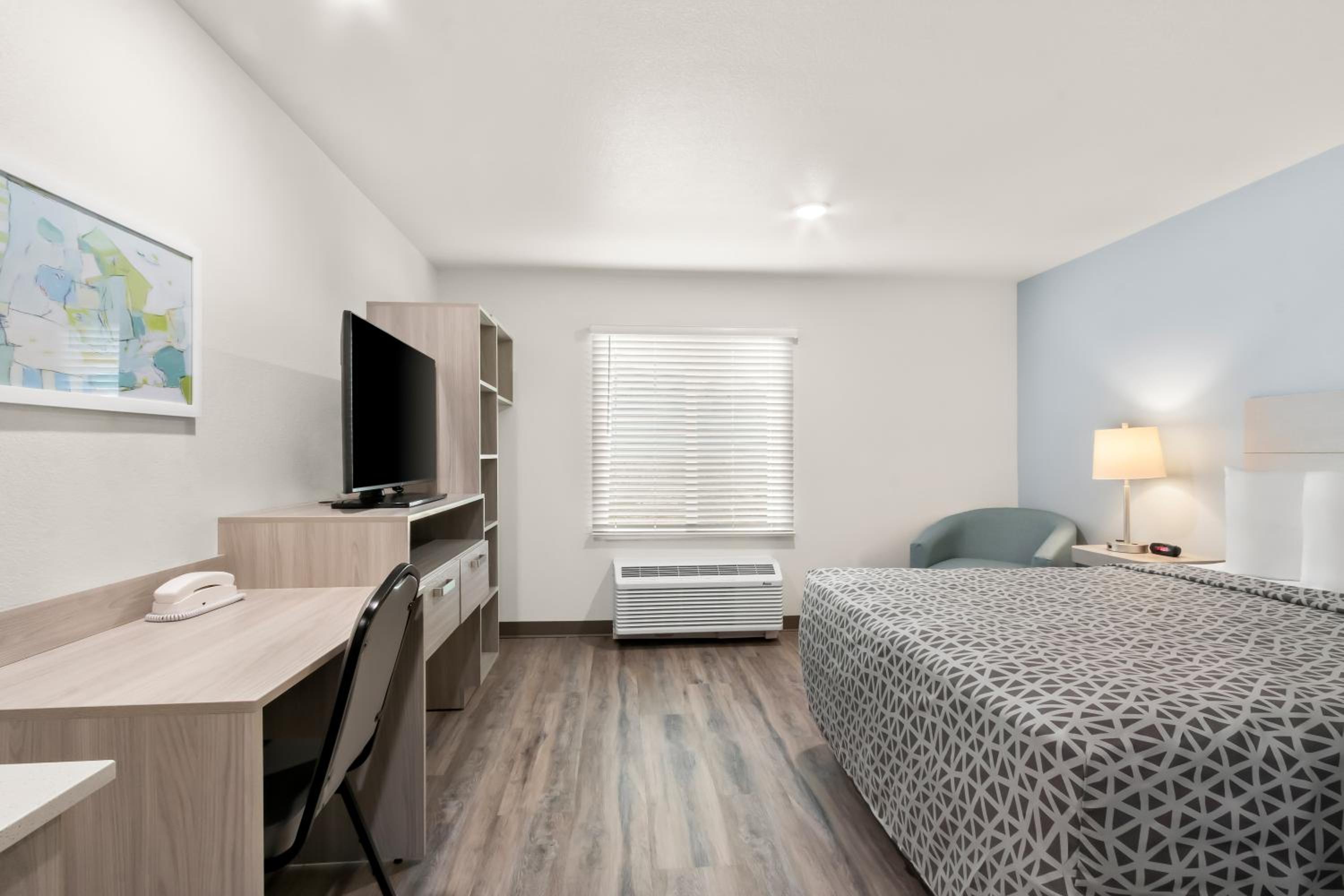 Queen Room with Roll-In Shower - Disability Access/Non Smoking photo 3