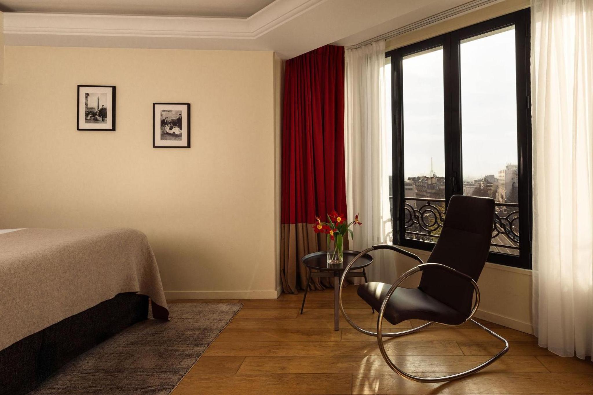 Privilege Room – Eiffel Tower View & Balcony